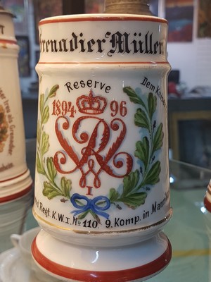 26768459f - 4 reservist steins, II. Badisches Grenadier Regiment Kaiser Wilhelm I. Mannheim, 1894- 1905, service times: 2 of 1903-04, 1 of 1903- 05 1 of 1894-96, porcelain, polychrome lithographed, base with lithophane, tin lid with figurative attachment (1 Jug without lid, 1 jug with restored lid), traces of age, height approx. 25 cm