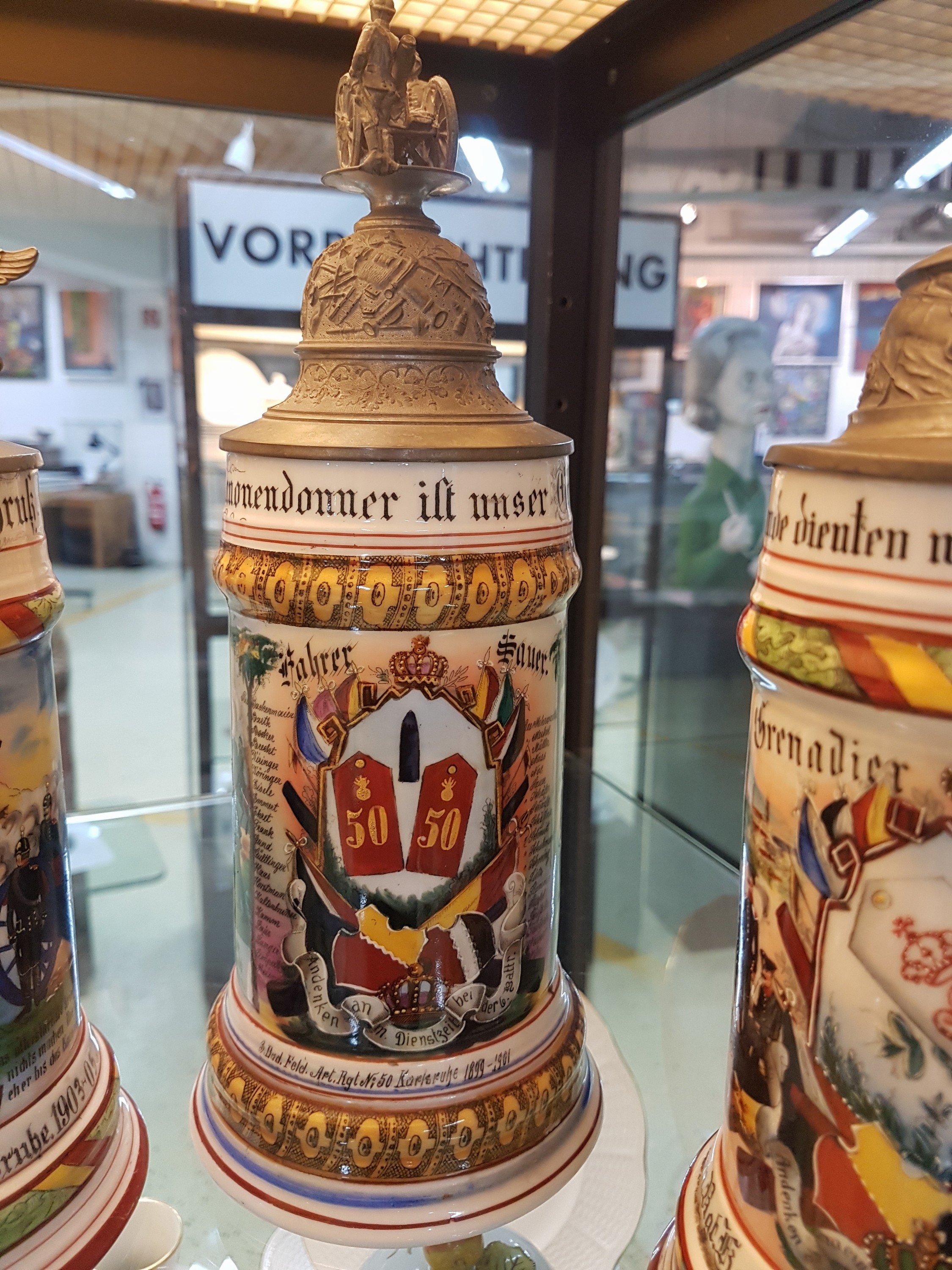 Detail c: 3 Reservistenkrüge, 2x Badisches Feld -Artillerie-Regiment Nr. 50 Karlsruhe, 1899-1905, Zinndeckelbekrönung verändert/ergänzt und Badisches ...