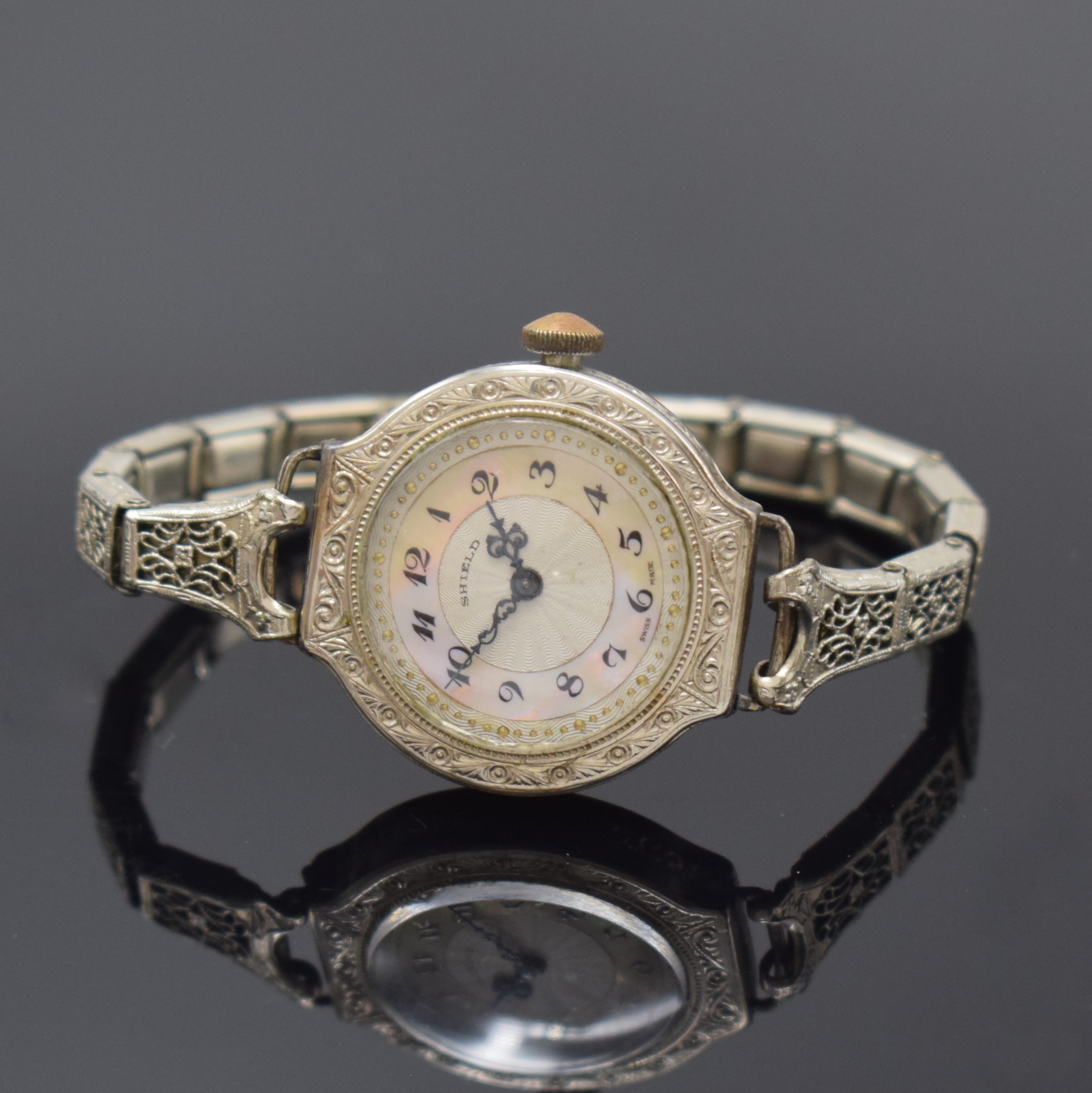 WALTHAM WG-Filled Armbanduhr Modell Sapphire, Handaufzug, USA um 1930, z. T. guill. Zifferblatt m. Perlmutteinlage bez. Shield, Scharniergeh., Boden ...
