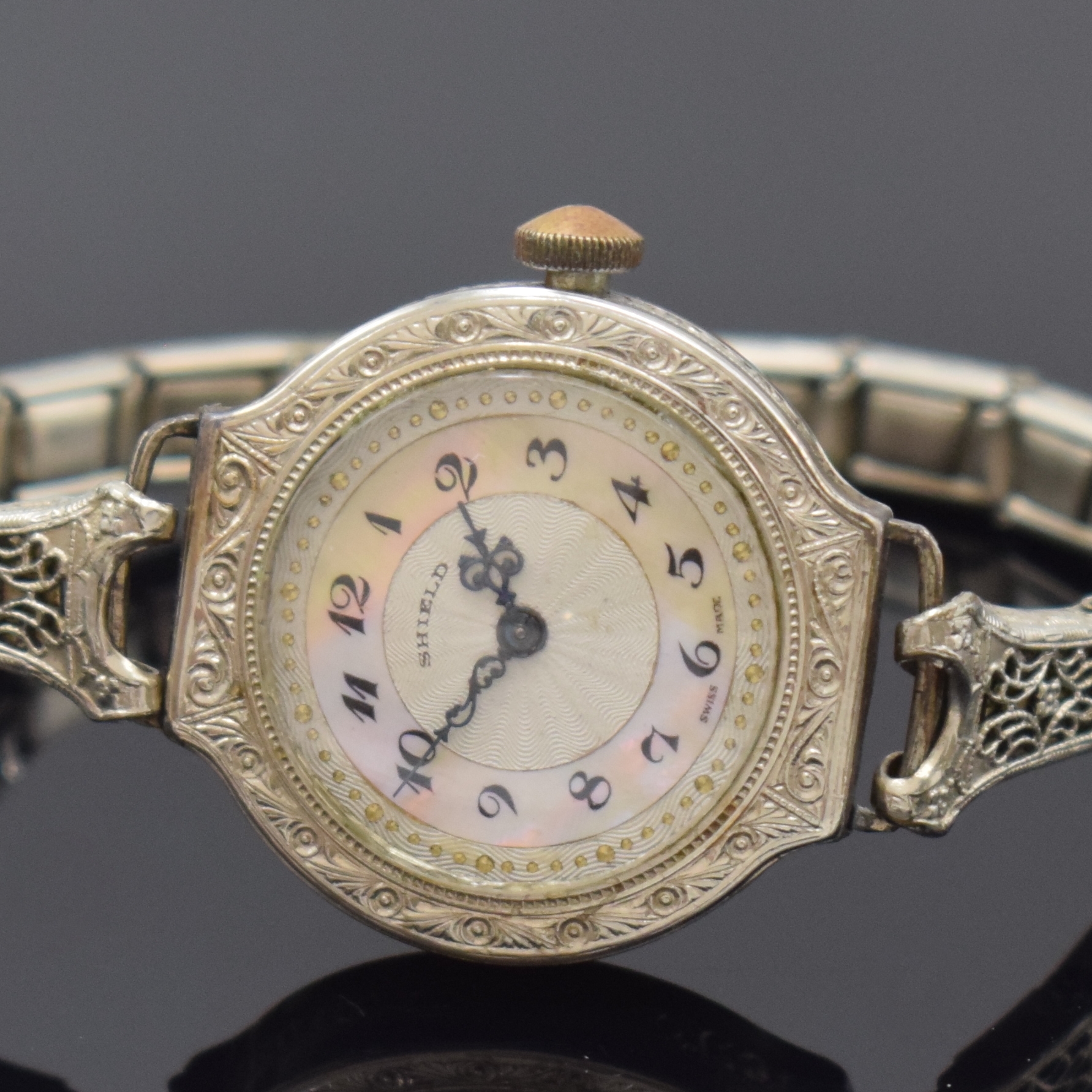 Detail a: WALTHAM WG-Filled Armbanduhr Modell Sapphire, Handaufzug, USA um 1930, z. T. guill. Zifferblatt m. Perlmutteinlage bez. Shield, Scharniergeh., Boden ...