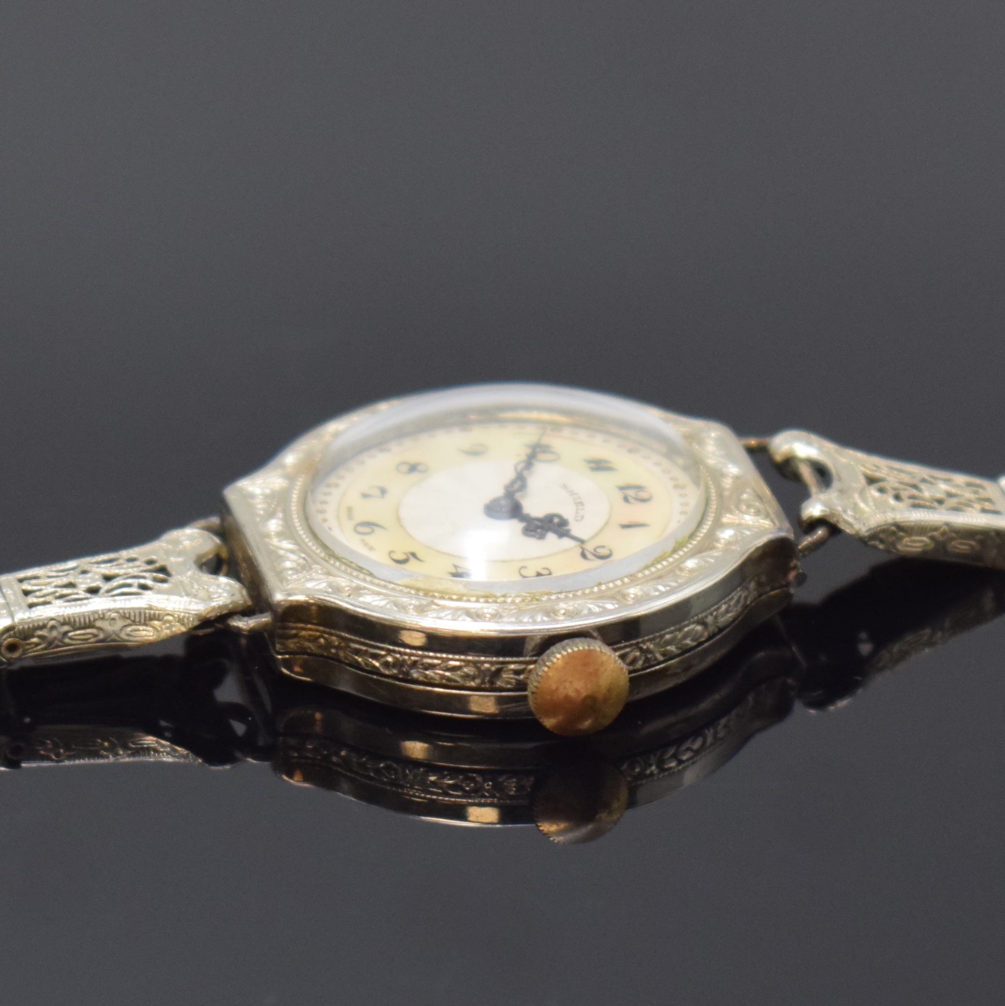 Detail b: WALTHAM WG-Filled Armbanduhr Modell Sapphire, Handaufzug, USA um 1930, z. T. guill. Zifferblatt m. Perlmutteinlage bez. Shield, Scharniergeh., Boden ...