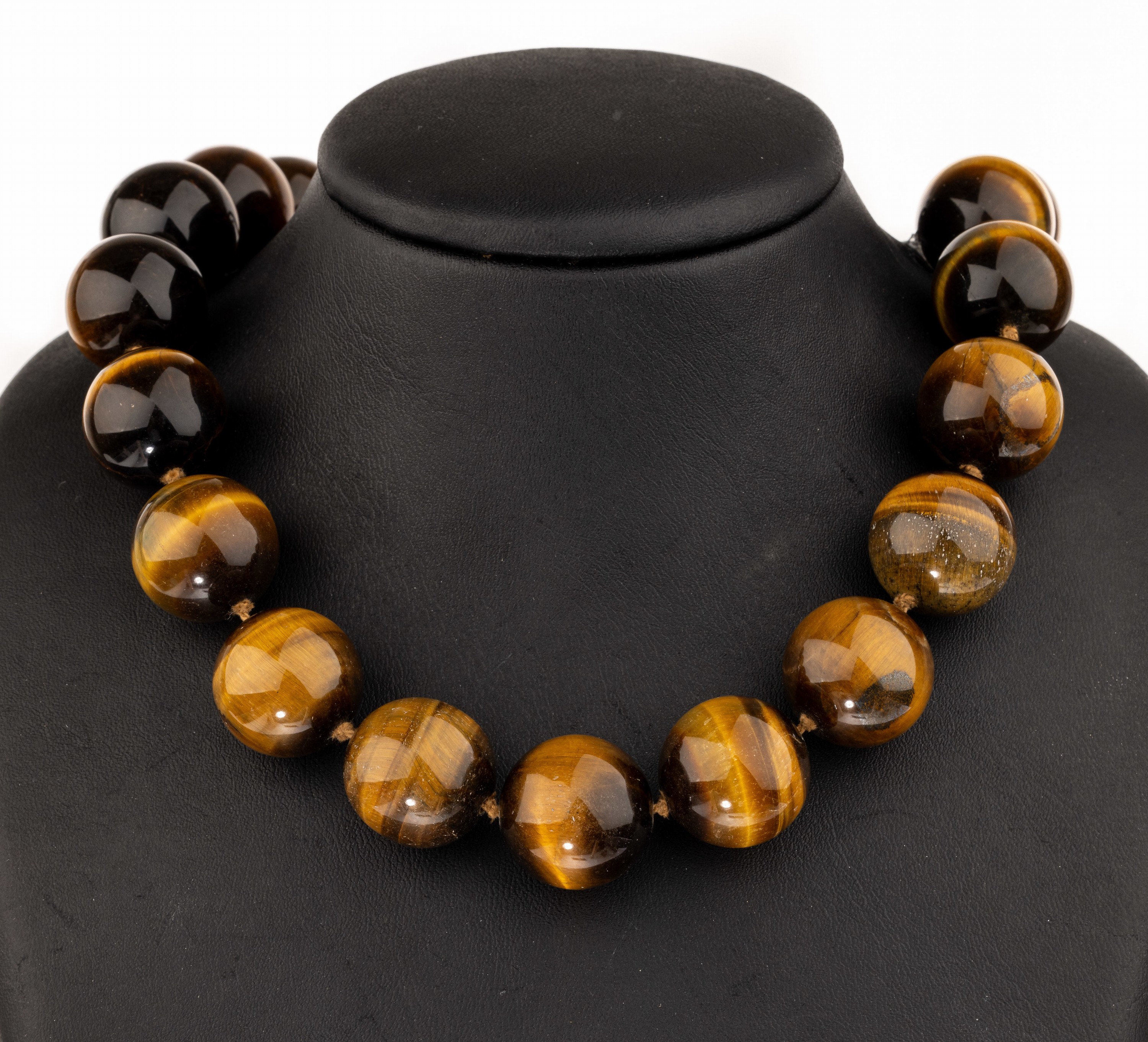 Tigerauge-Collier, 21 gr. Tigerauge-Kugeln,D. ca. 20 mm, L. ca. 50 cm, Federringschließe GG 585/000, neu fädeln empfohlen