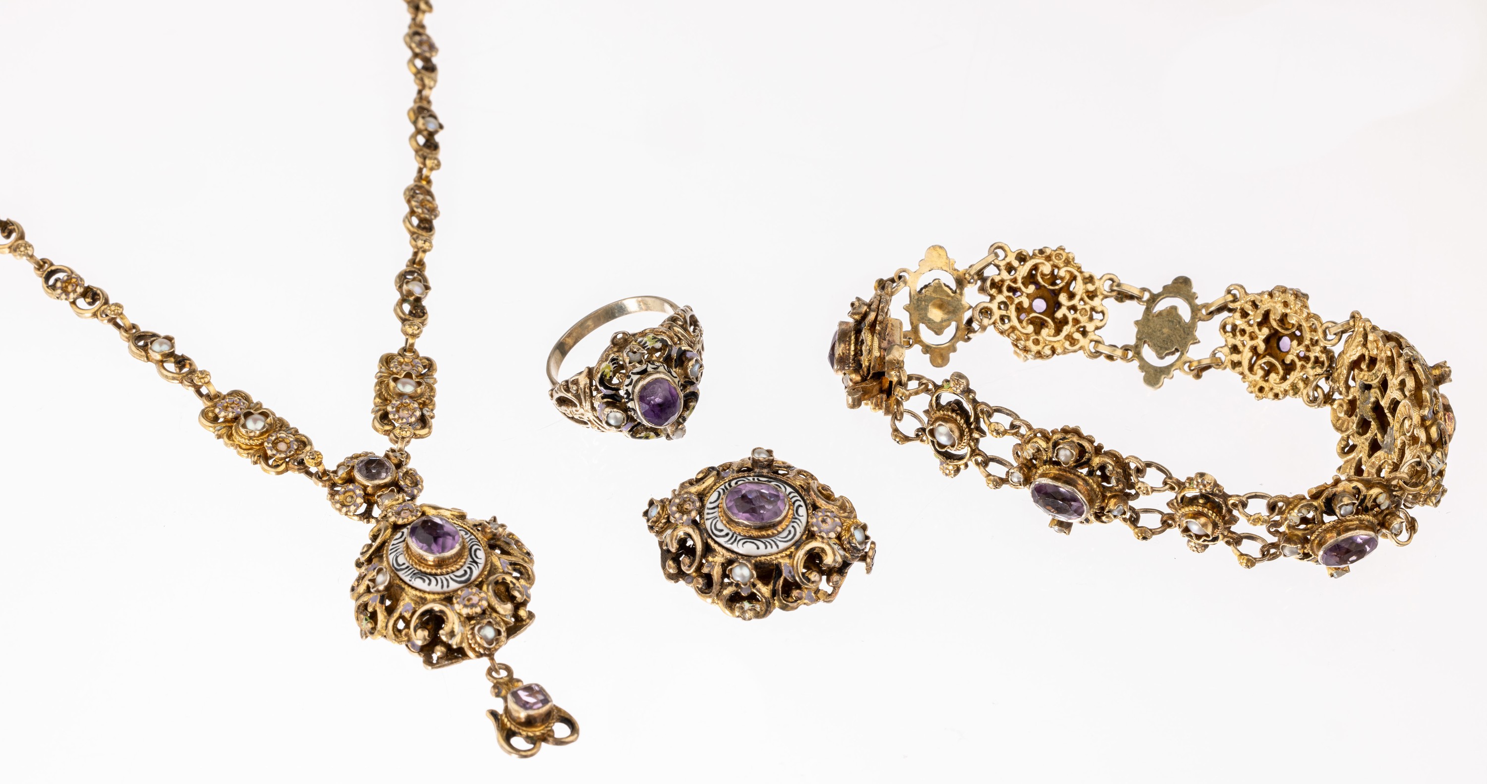 Amethyst-Perl-Schmuckset, um 1900, Silber verg., wohl Österreich-Ungarn, best. aus: 1 Collier, L. ca. 44.5 cm, Kastenschloss, 1 Armband, L. ca. 20 ...