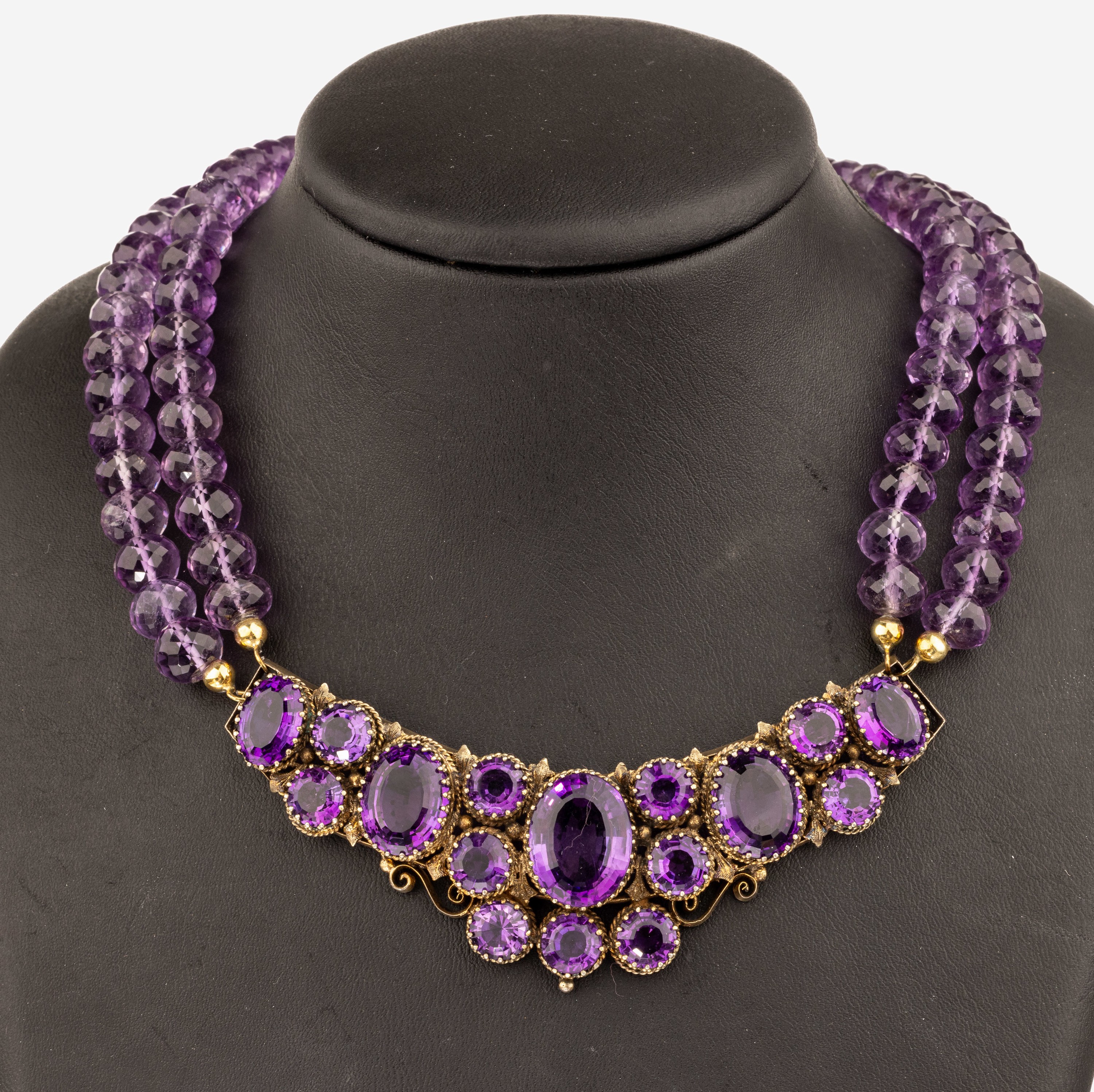 Amethyst-Collier, Mittelteil um 1900, mit rund- und ovalfacett. Amethysten von sehr schöner Farbe, Fassung Metall verg., Kette 2- rhg. aus facett. ...