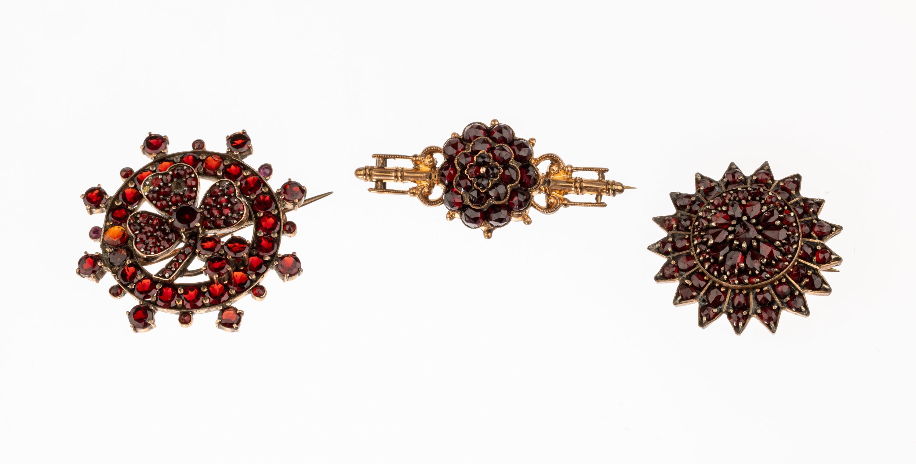 Konvolut 3 Granat-Broschen, Böhmen um 1880 -1900, Metall verg., versch. Ausführungen mit Granaten, z.T. mit Spiegelgranaten, 2 Steine fehlen im ...