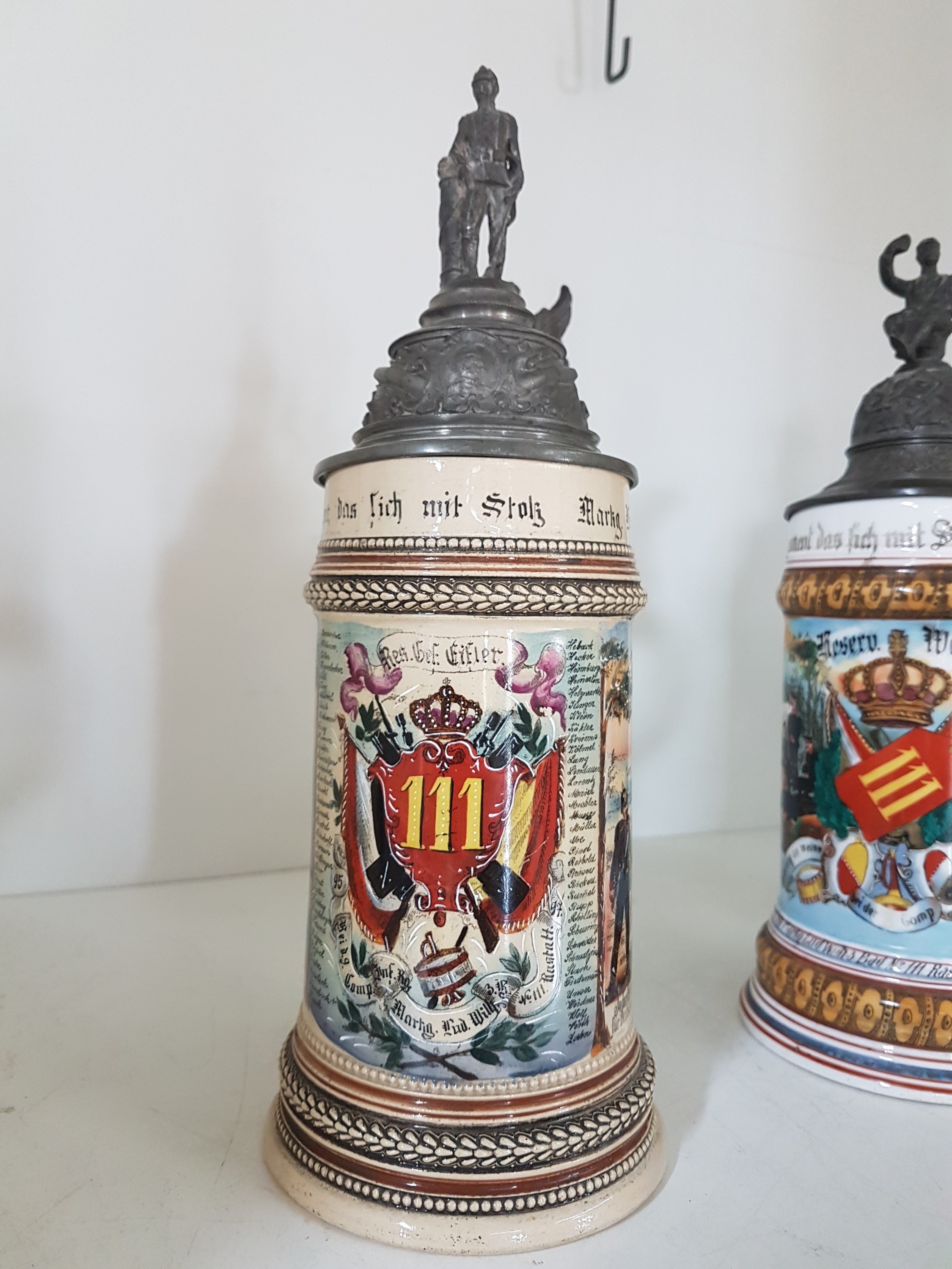 Detail b: 5 Reservistenkrüge, Infanterie-Regiment Markgraf Ludwig Wilhelm Nr. 111 Raststatt, zw. 1892 und 1911, Dienstzeiten 1892-94, 1895-97, 1899-1901, ...