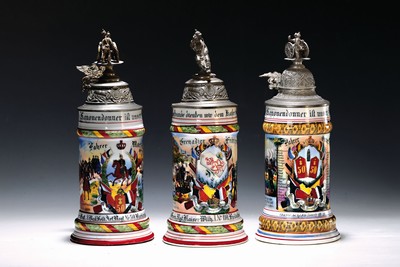 Image 26768671 - 3 reservist steins, 2 of Baden Field Artillery Regiment No. 50 Karlsruhe, 1899-1905, tin lid crown changed/added and Baden Grenadier Regiment, Kaiser Wilhelm No. 110 Heidelberg, 1902-04, porcelain, polychrome lithographed and painted, lithophane in the base , tin lid with figurative attachment (2 are slightly damaged), traces of age, h. 27 cm