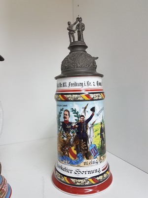 26768692e - 4 reservist steins, 1 of Nassau Field Artillery Regiment Frankfurt, 1 of Infantry Regiment Freiburg i.Br., 1 if Guard Field Artillery Regiment Berlin, 1 of Baden Infantry Regiment Mühlhausen, 1901-1913, porcelain, polychrome lithographed and painted, Lithophane in the base, tin lid with figurative attachment, Mühlhausen 1911-13 with hairline crack, signs of age, height approx. 28 cm