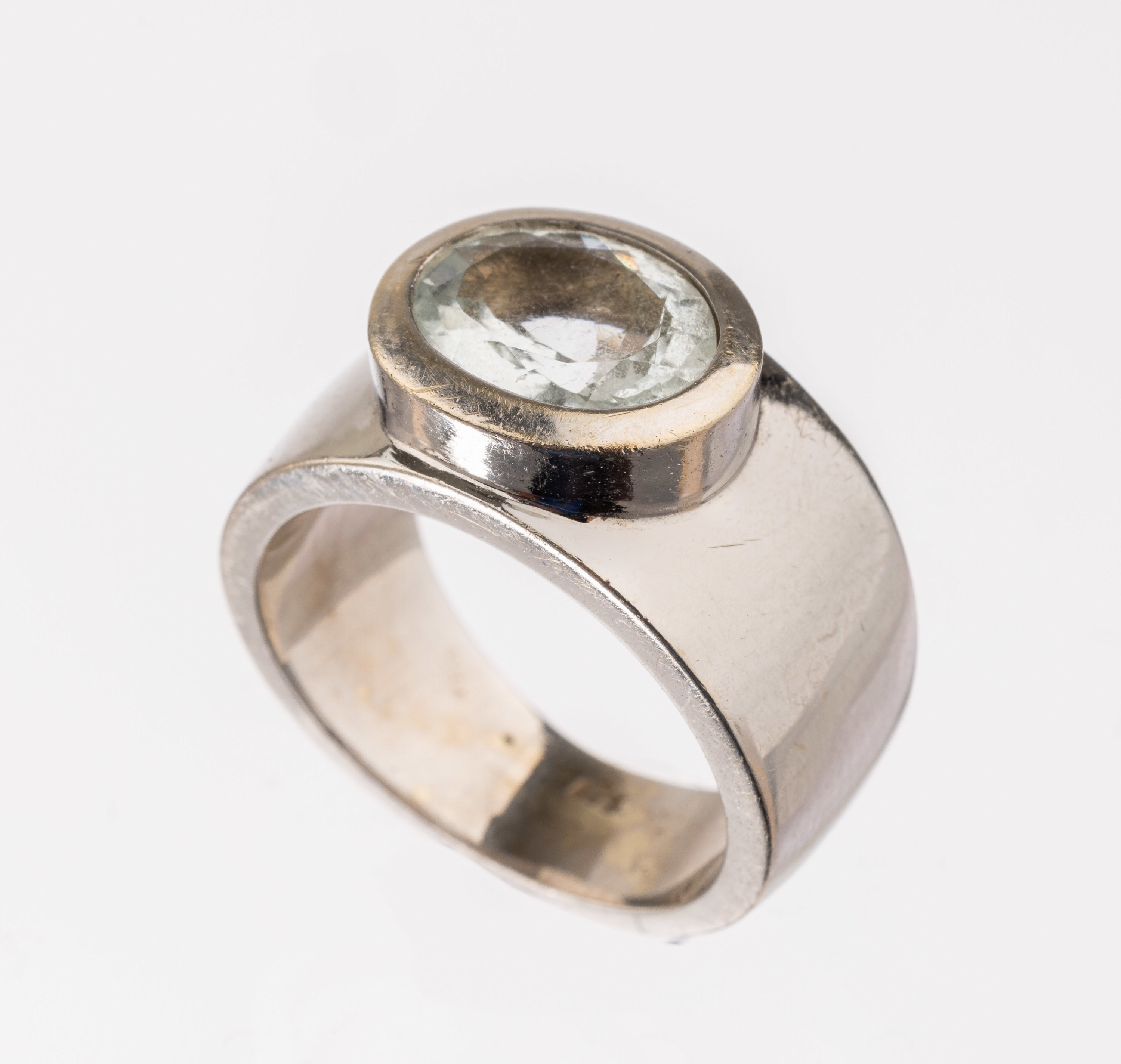 14 kt Gold Aquamarin-Ring, WG 585/000 gepr., ovalfacett. Aquamarin ca. 3.0 ct, total ca. 14.8 g, RW 54