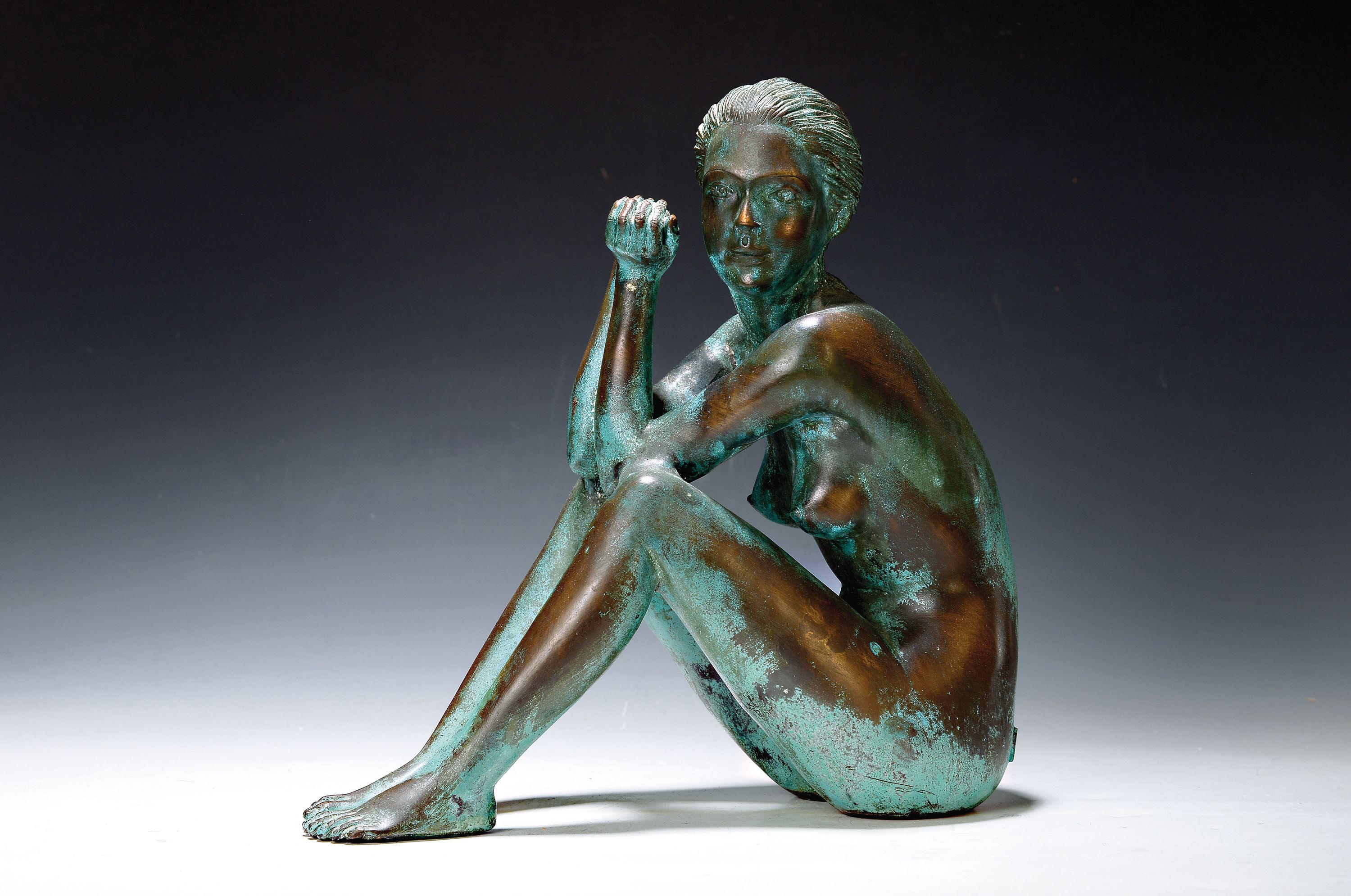 Leonardo Rossi, geb. 1957, sitzender weiblicher Akt, Bronzeguß, partiell grün patiniert, sign., H. ca. 29cm