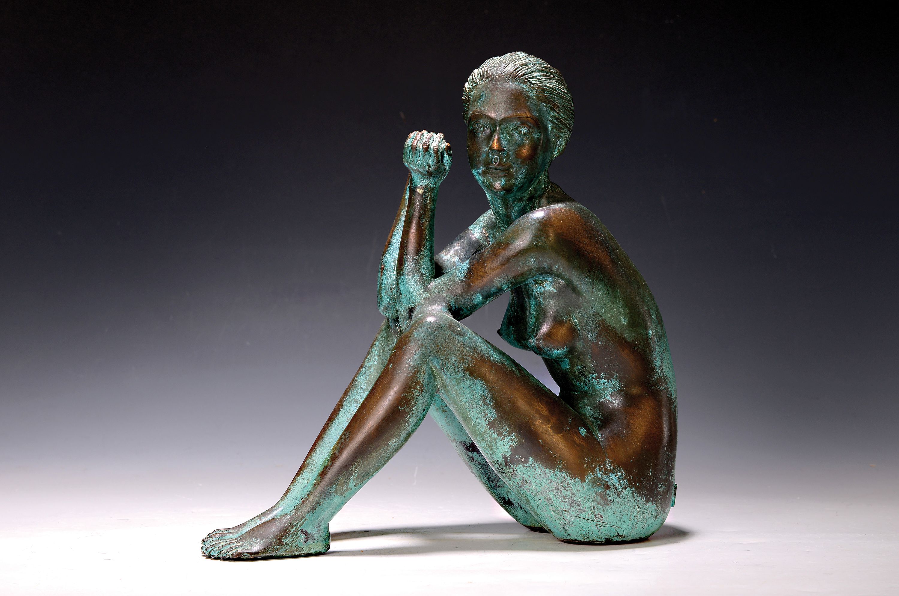 Detail k: Leonardo Rossi, geb. 1957, sitzender weiblicher Akt, Bronzeguß, partiell grün patiniert, sign., H. ca. 29cm