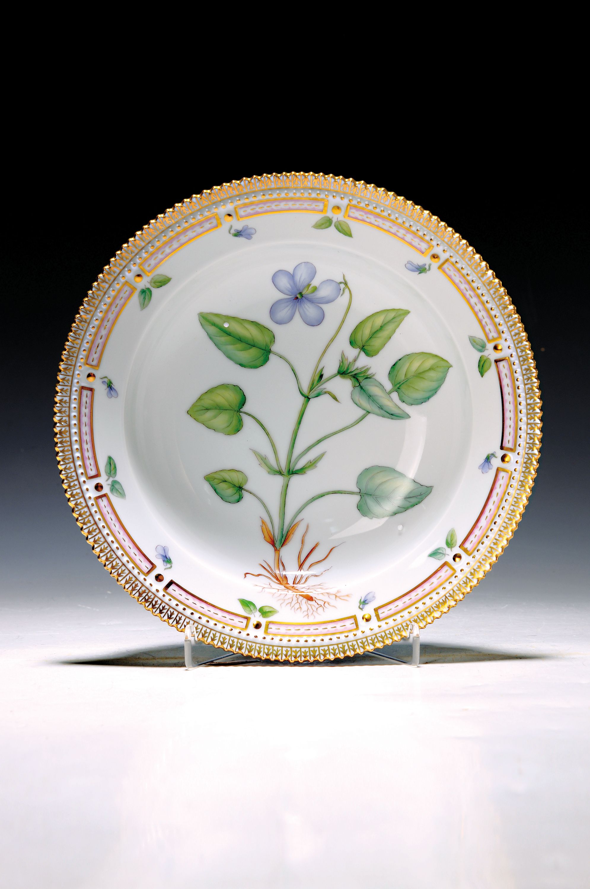 Tiefer Teller, Kgl. Kopenhagen, Serie Flora Danica, Porzellan, Goldkantenrand, bemalt mit Viola montana, D. ca. 22cm, in orig. Box