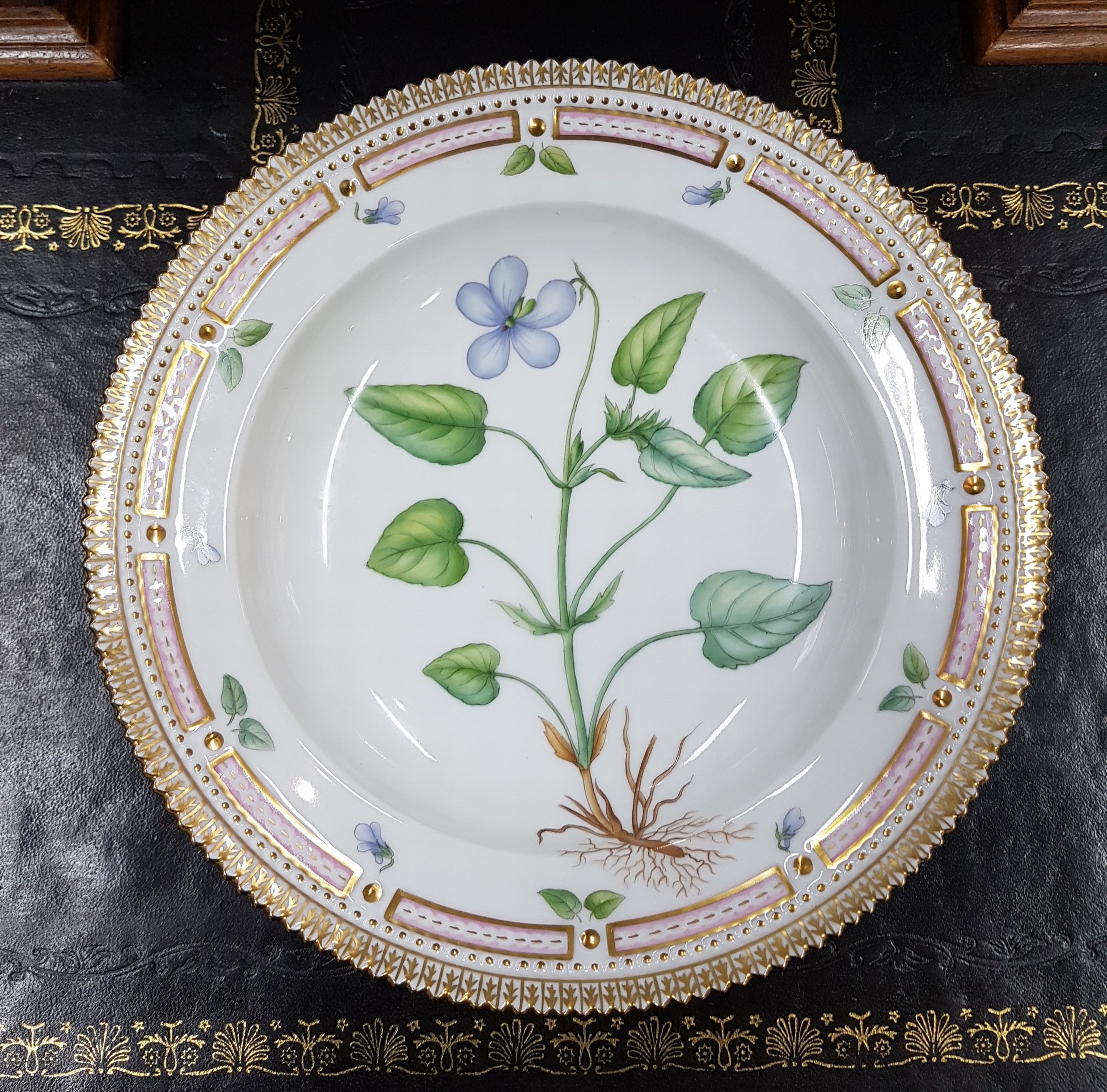 Detail a: Tiefer Teller, Kgl. Kopenhagen, Serie Flora Danica, Porzellan, Goldkantenrand, bemalt mit Viola montana, D. ca. 22cm, in orig. Box