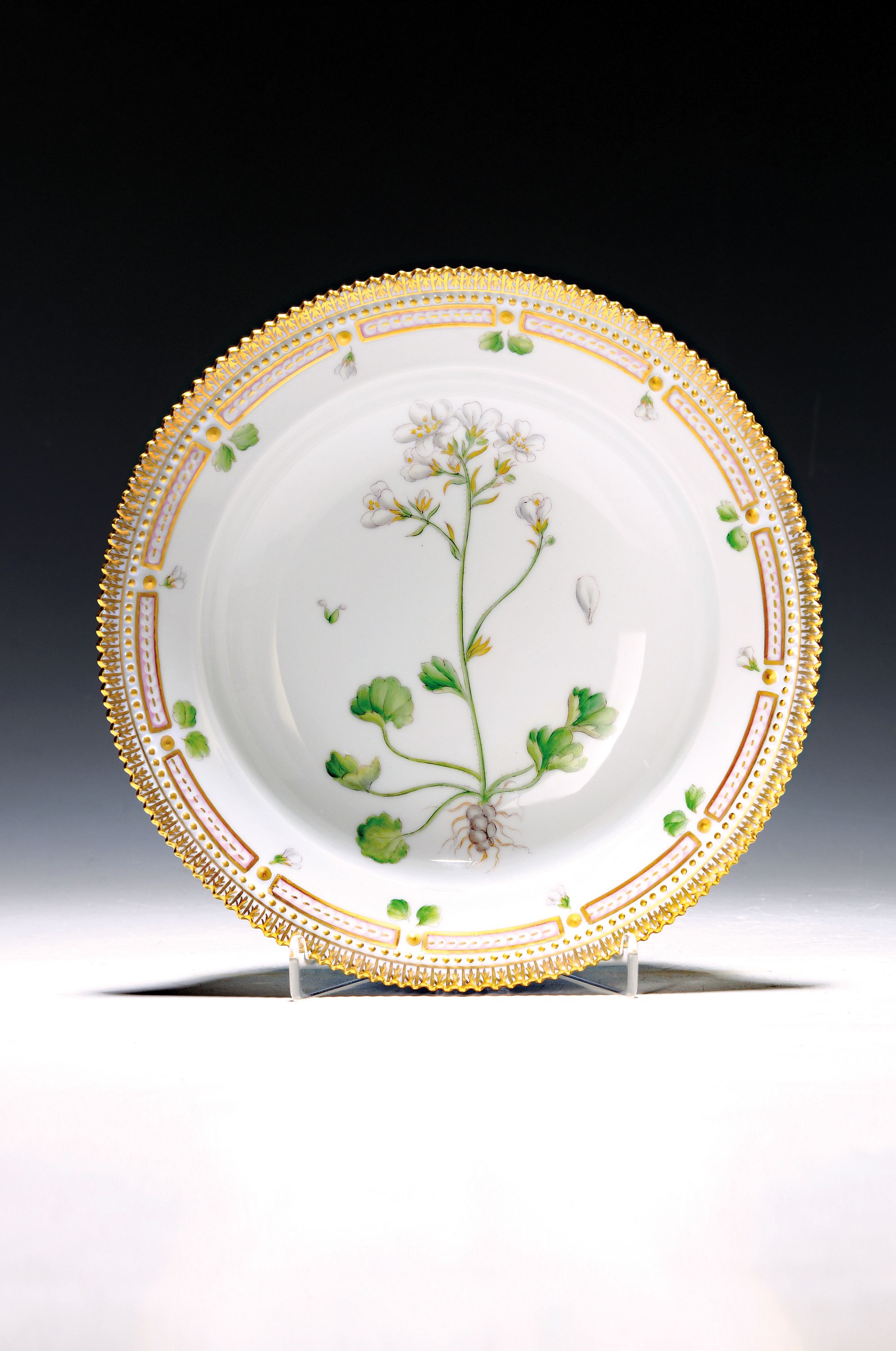Tiefer Teller, Kgl. Kopenhagen, Serie Flora Danica, Porzellan, Goldkantenrand, bemalt mit Saxifraga granulata, D. ca. 22cm, in orig. Box