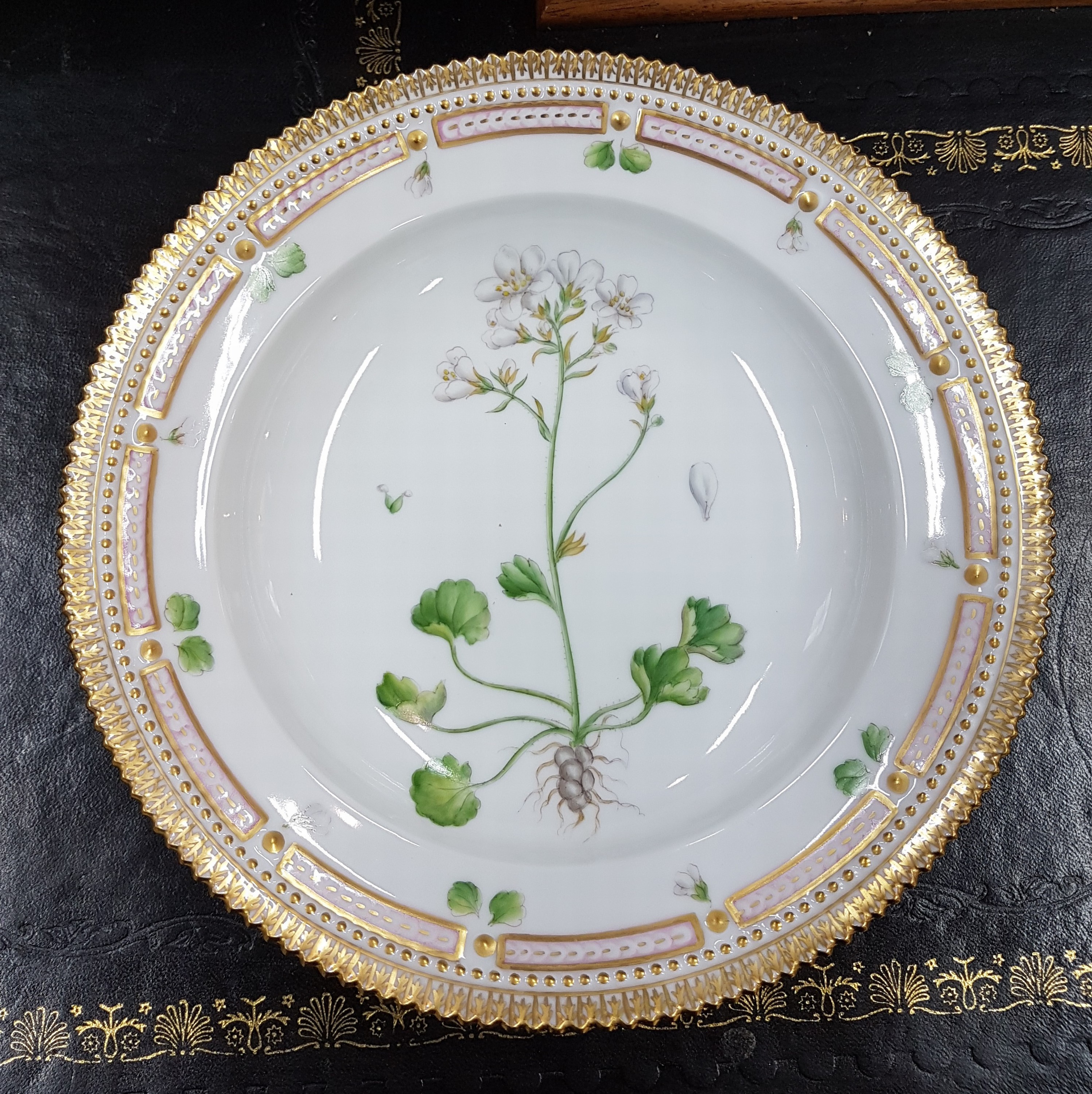 Detail a: Tiefer Teller, Kgl. Kopenhagen, Serie Flora Danica, Porzellan, Goldkantenrand, bemalt mit Saxifraga granulata, D. ca. 22cm, in orig. Box