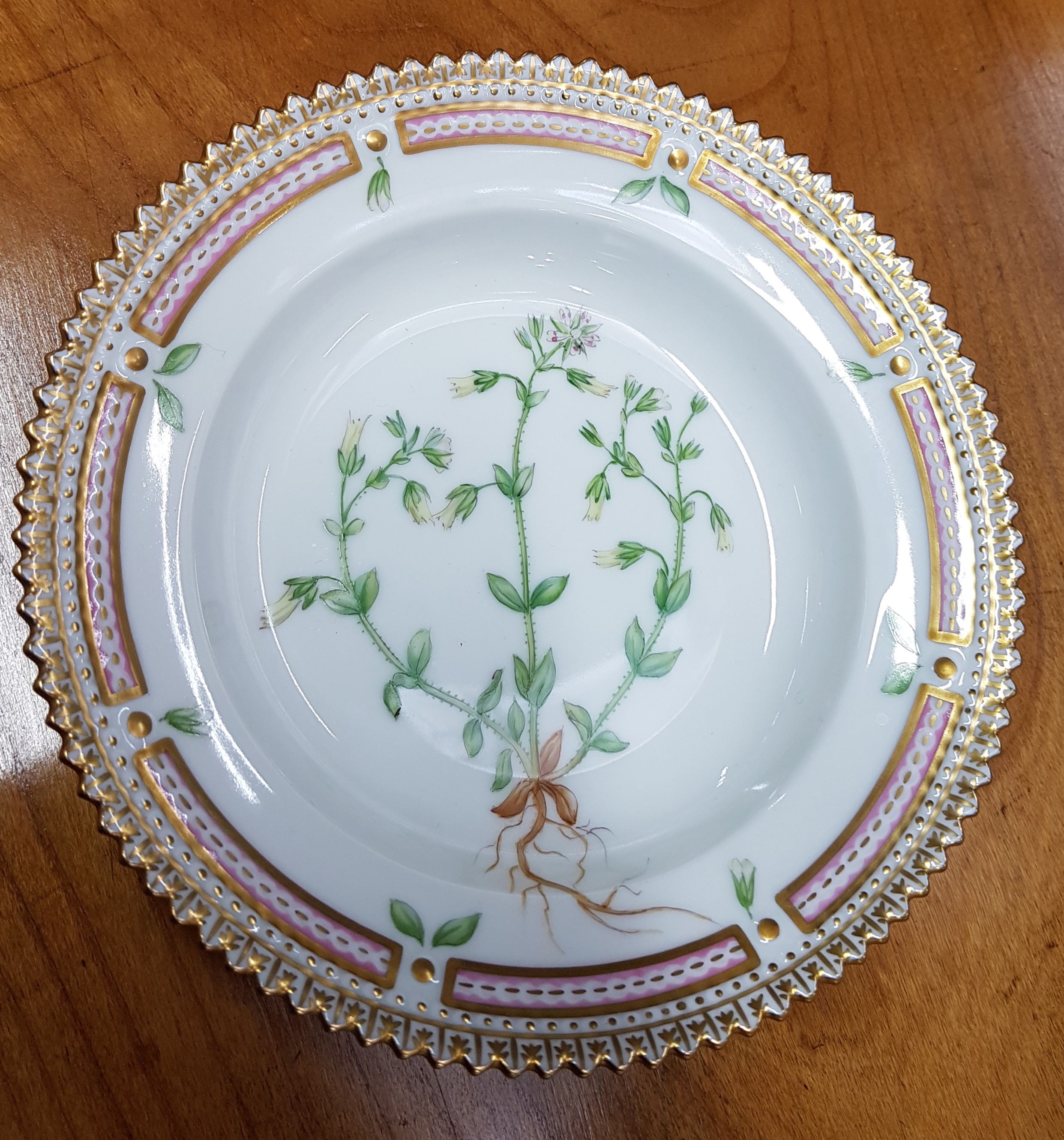 Detail a: Kleiner Beilagenteller, Kgl. Kopenhagen, Serie Flora Danica, Porzellan, Goldkantenrand, bunte bemalt mit Cerastium glutinorum, H. ca. 3cm, D. ca. ...