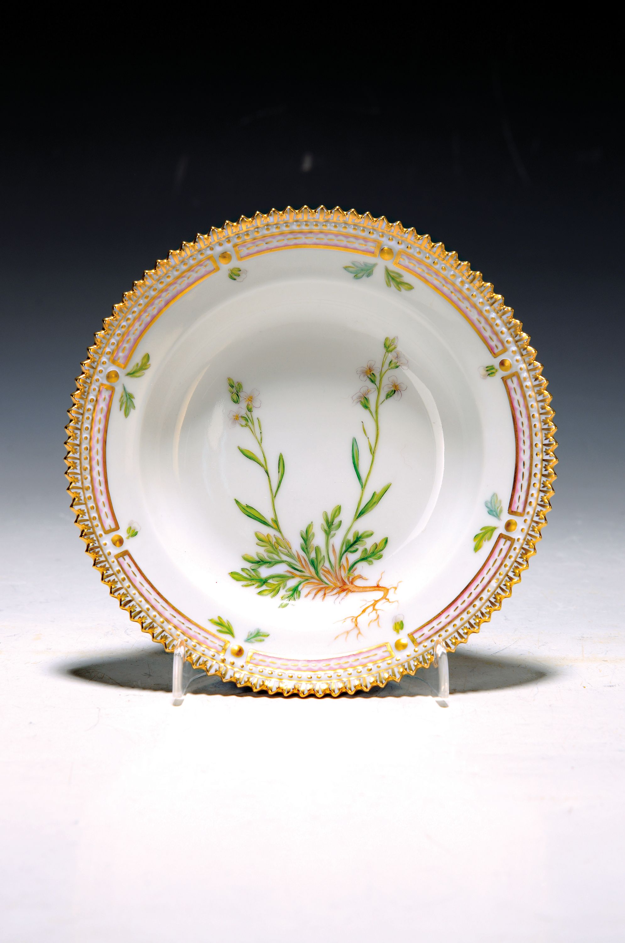 Kleiner Beilagenteller, Kgl. Kopenhagen, Serie Flora Danica, Porzellan, Goldkantenrand, bunte bemalt mit Cardamine faeroeensis, H. ca. 3cm, D. ca. ...