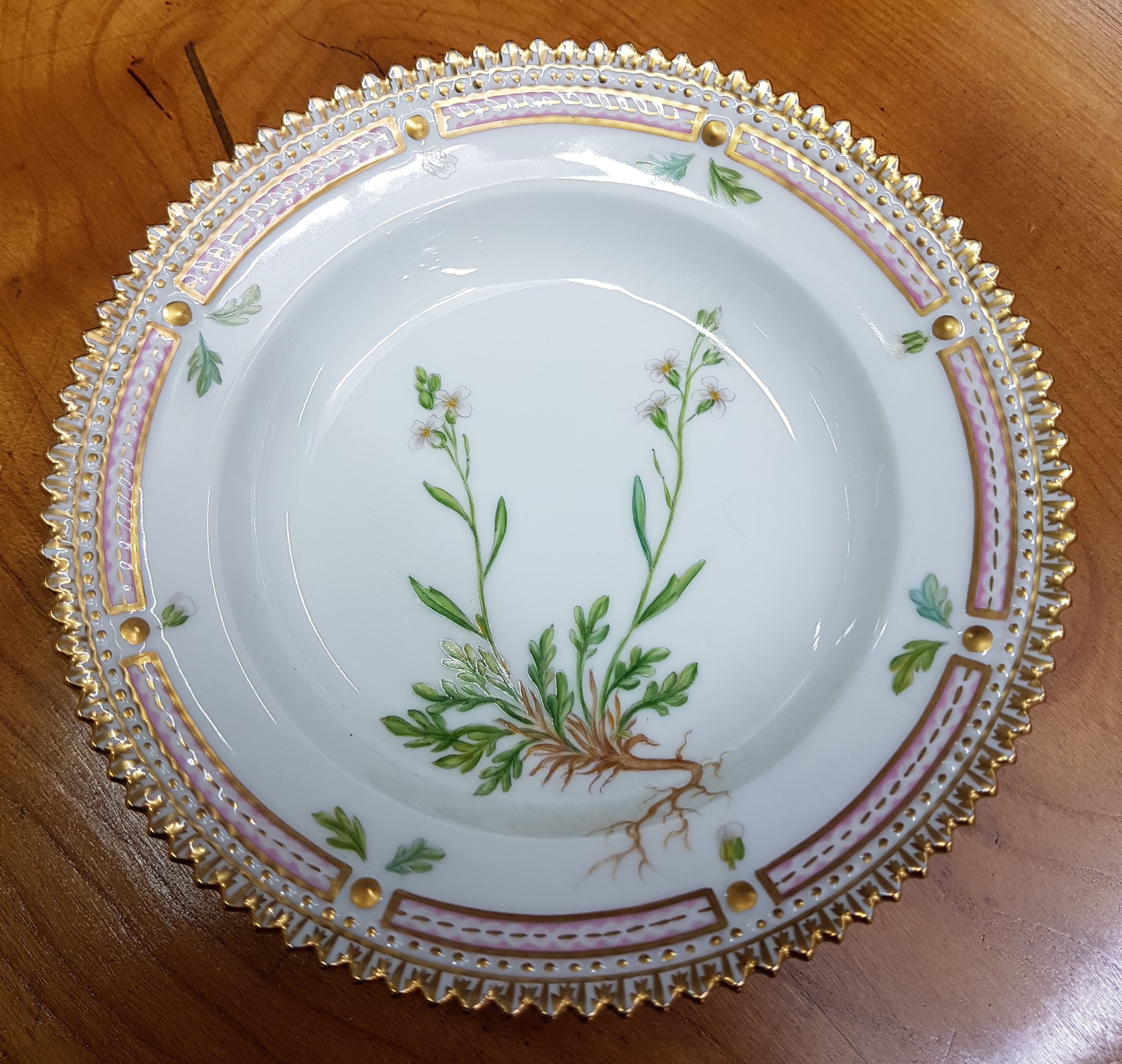 Detail a: Kleiner Beilagenteller, Kgl. Kopenhagen, Serie Flora Danica, Porzellan, Goldkantenrand, bunte bemalt mit Cardamine faeroeensis, H. ca. 3cm, D. ca. ...