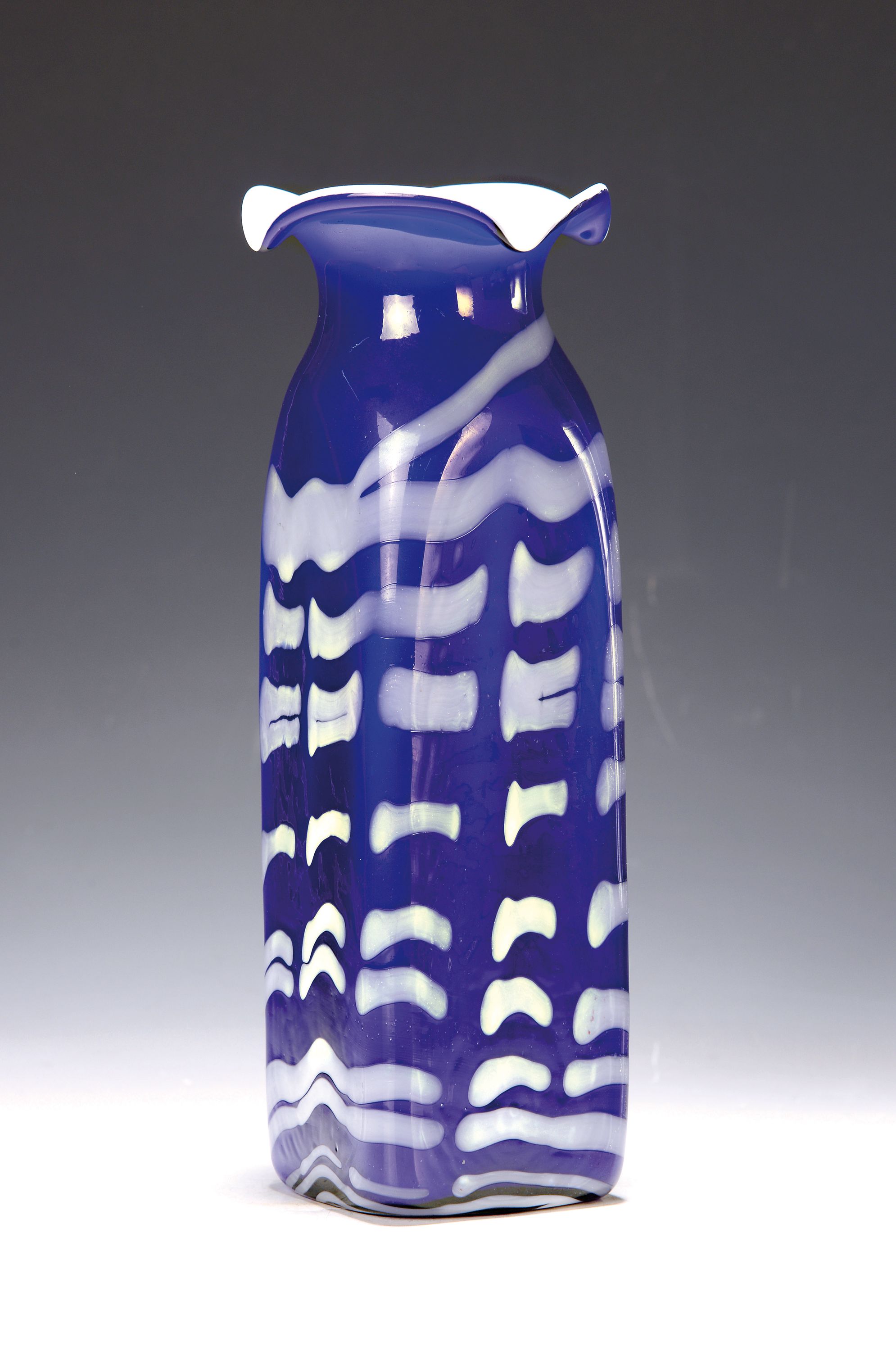 Glasvase, Böhmen, um 1910, blaues Glas mit weißem Innenüberfang, eingeschmolzener milchweisser Wellendekor, vierfach ausgekniffene Mündung, ohne ...