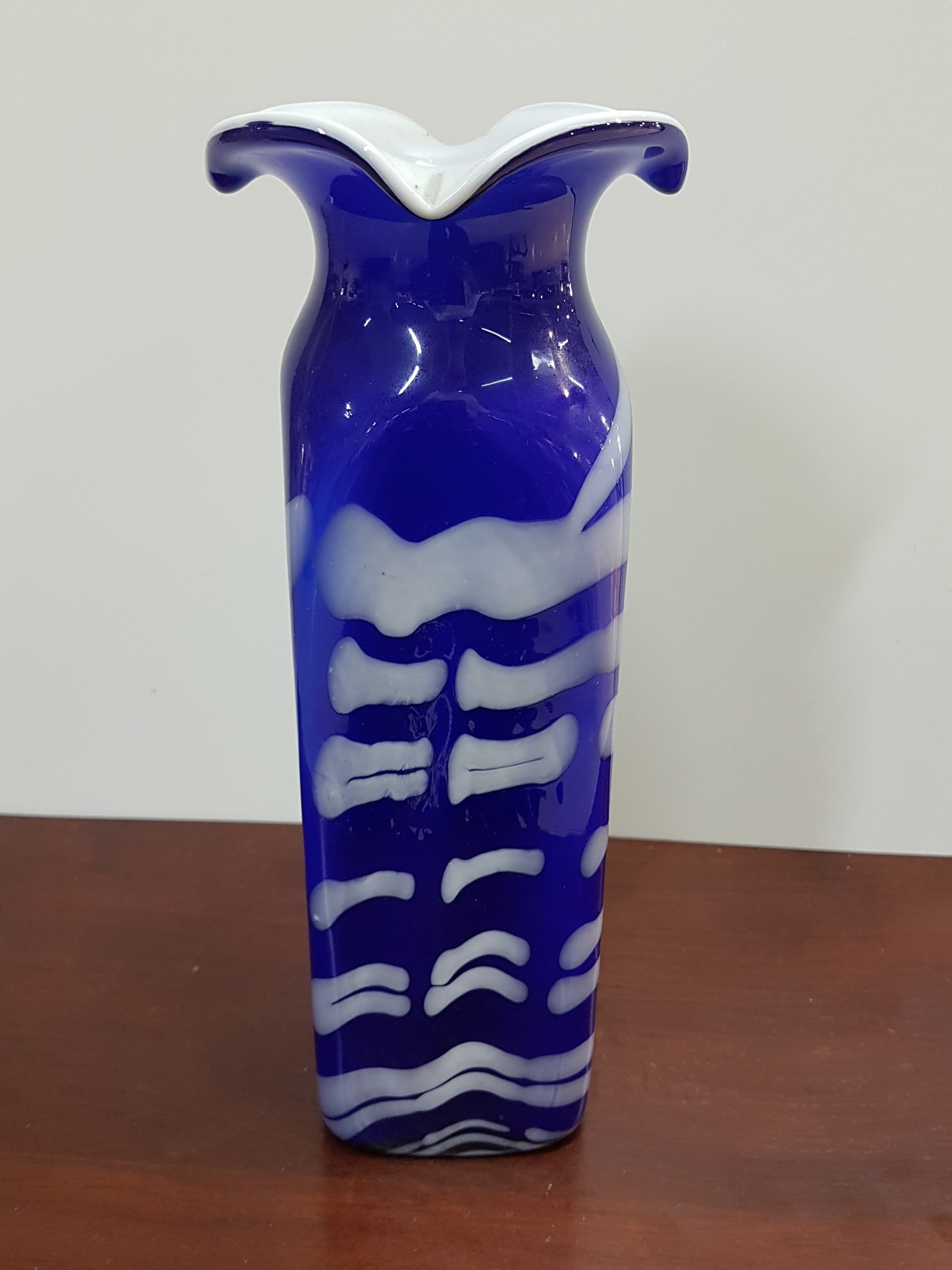 Detail a: Glasvase, Böhmen, um 1910, blaues Glas mit weißem Innenüberfang, eingeschmolzener milchweisser Wellendekor, vierfach ausgekniffene Mündung, ohne ...