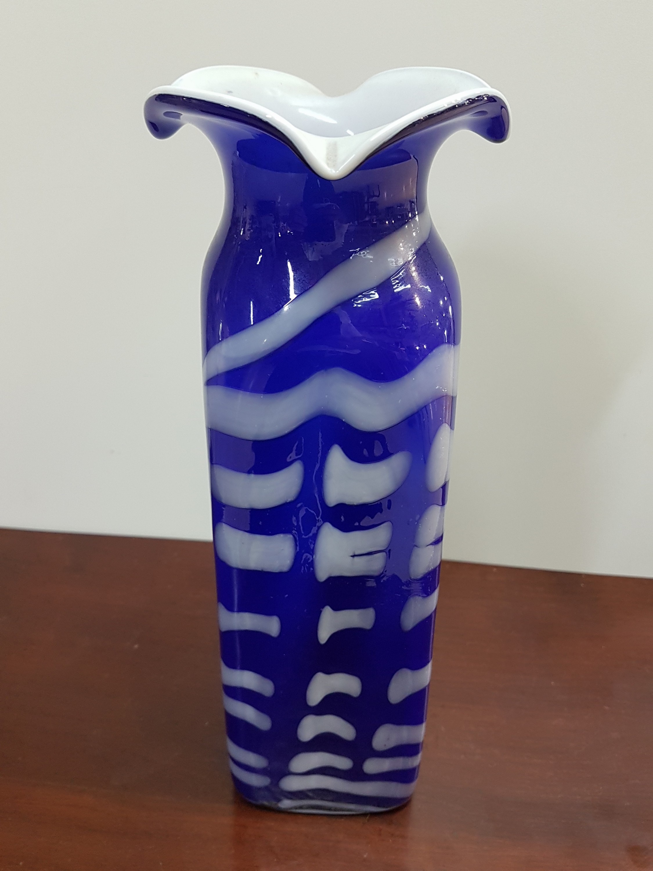 Detail b: Glasvase, Böhmen, um 1910, blaues Glas mit weißem Innenüberfang, eingeschmolzener milchweisser Wellendekor, vierfach ausgekniffene Mündung, ohne ...