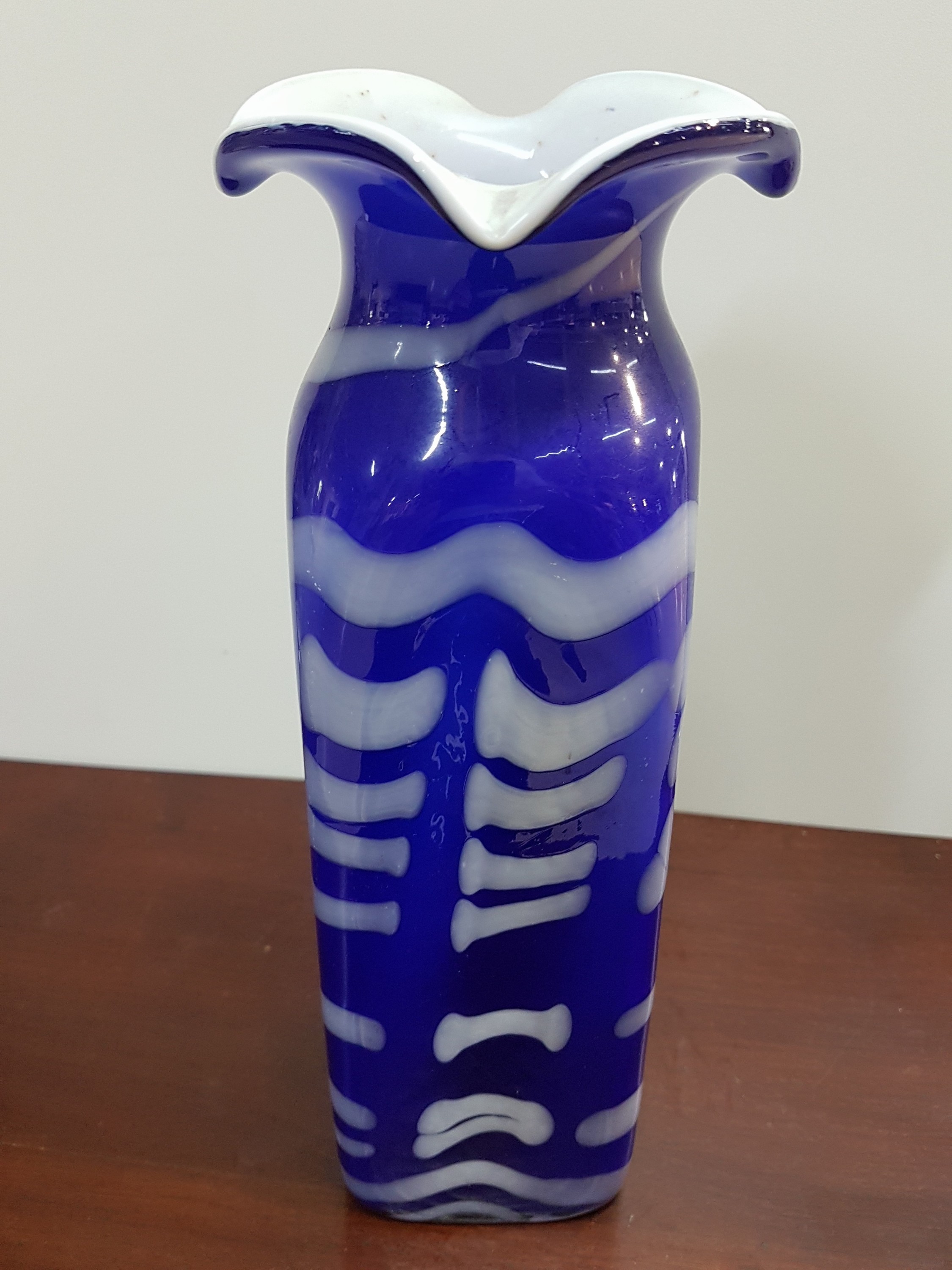 Detail c: Glasvase, Böhmen, um 1910, blaues Glas mit weißem Innenüberfang, eingeschmolzener milchweisser Wellendekor, vierfach ausgekniffene Mündung, ohne ...
