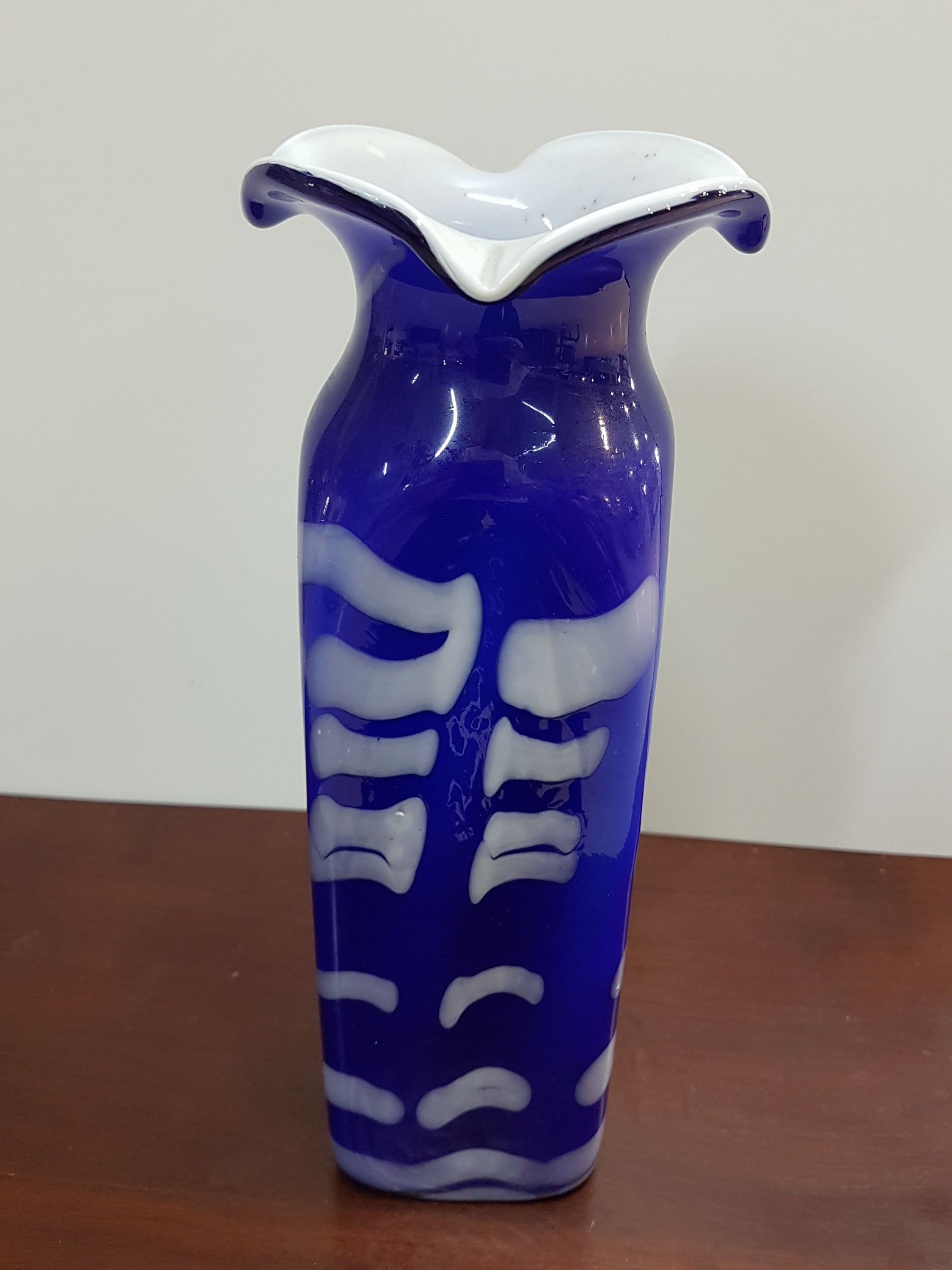 Detail d: Glasvase, Böhmen, um 1910, blaues Glas mit weißem Innenüberfang, eingeschmolzener milchweisser Wellendekor, vierfach ausgekniffene Mündung, ohne ...