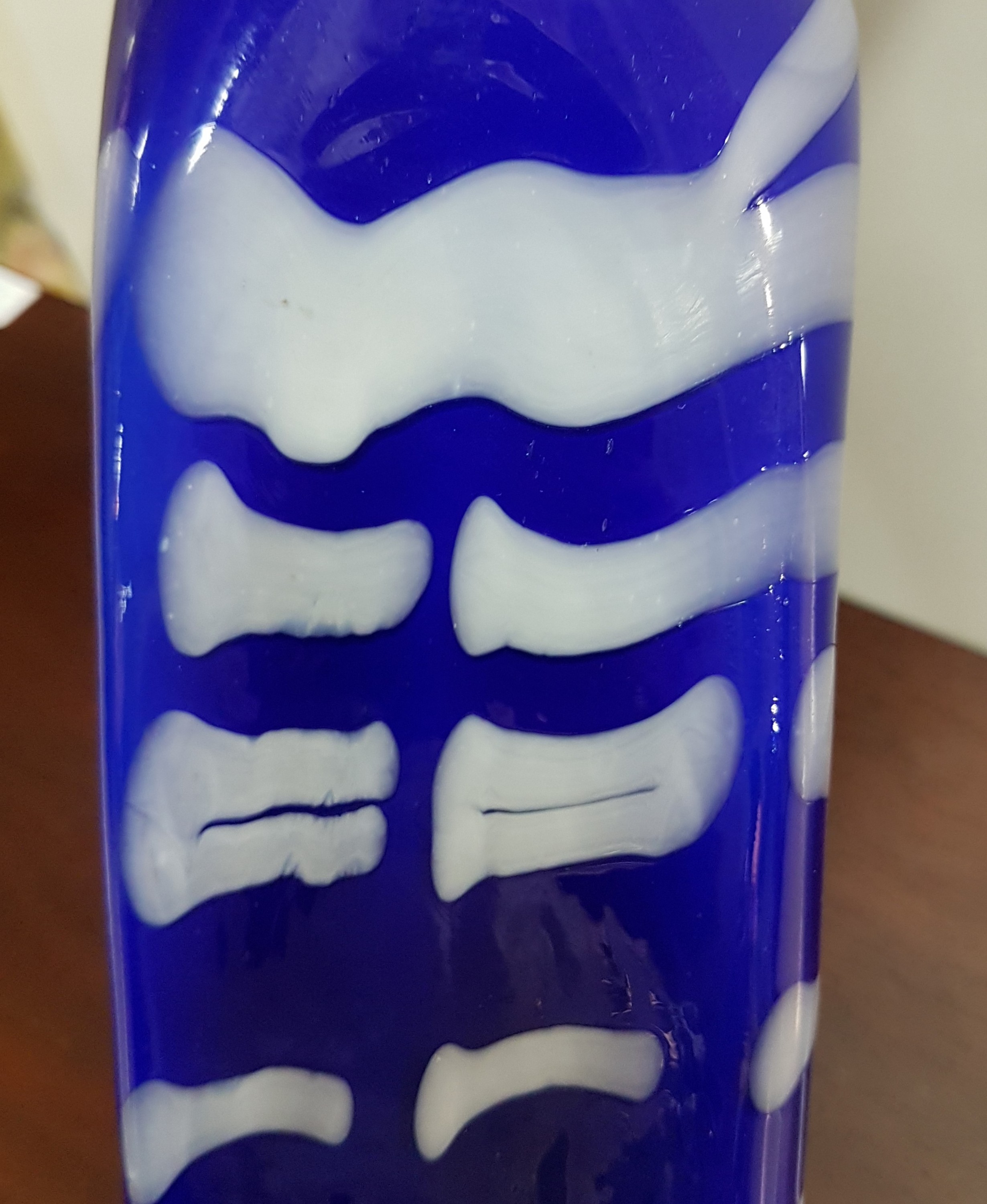 Detail g: Glasvase, Böhmen, um 1910, blaues Glas mit weißem Innenüberfang, eingeschmolzener milchweisser Wellendekor, vierfach ausgekniffene Mündung, ohne ...