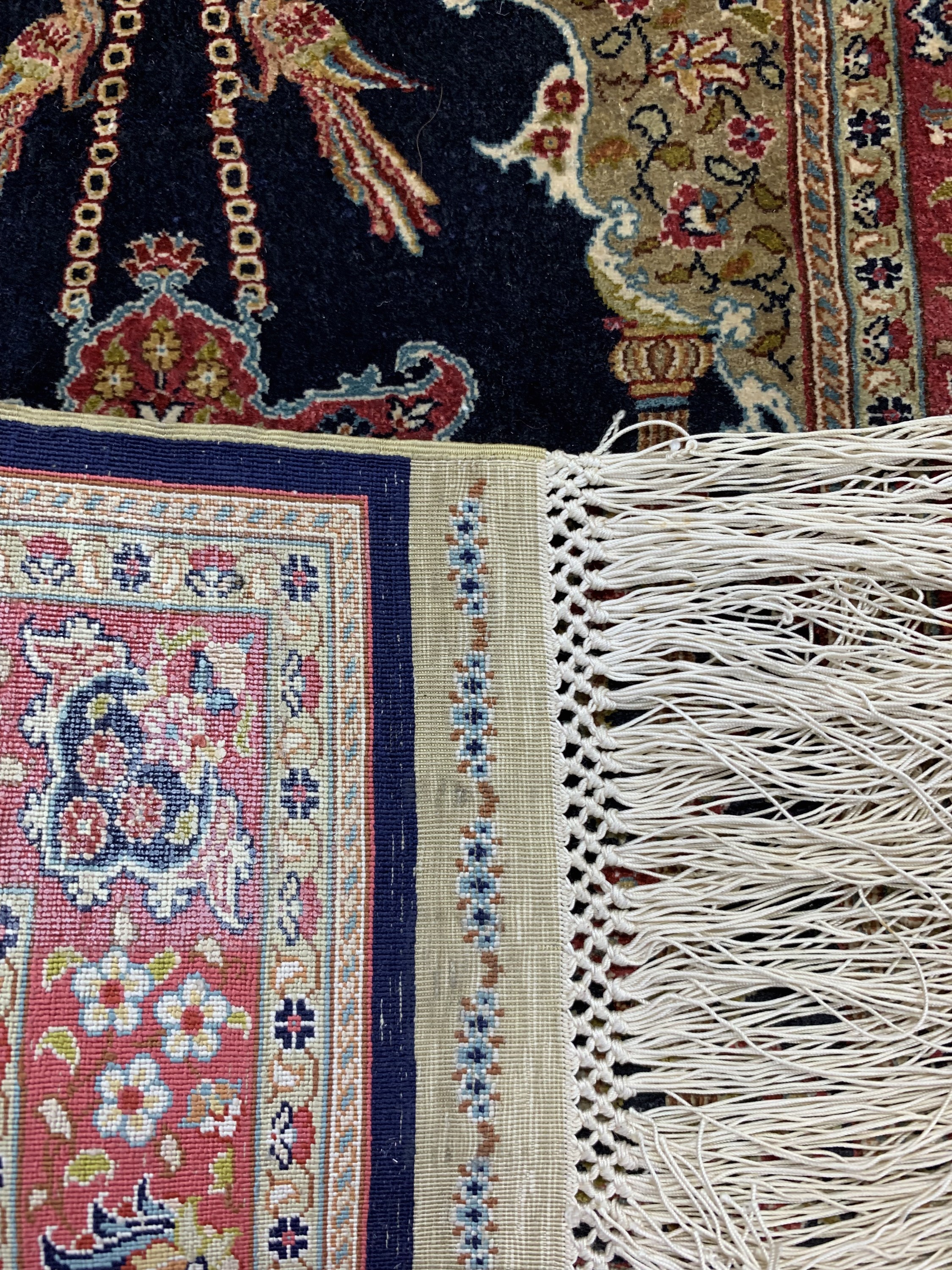 Detail d: Hereke Seide Sehr fein, Türkei, signiert"Özipek", Ende 20.Jhd, reine Naturseide, ca. 50 x 36 cm, ca. 2,0 Mio. Kn/qm, EHZ: 1