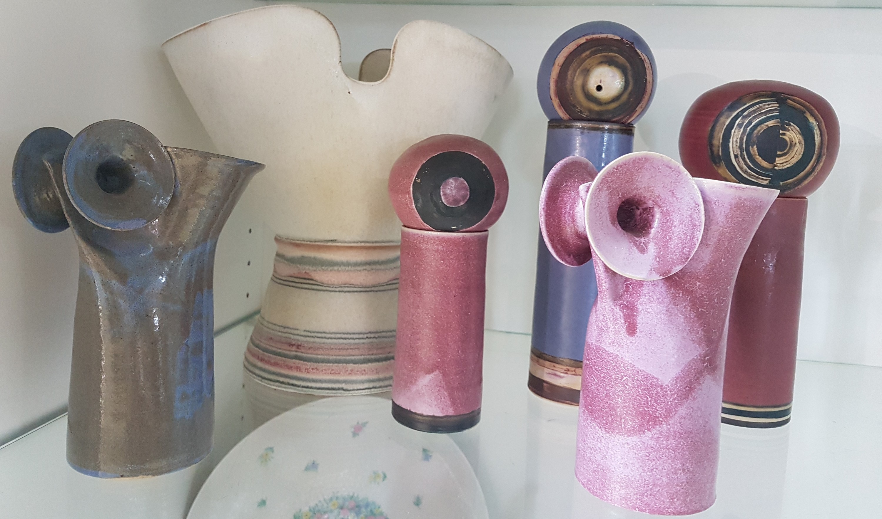 Detail a: Lee Babel (geb. 1940 Heilbronn): Konvolut Künstlerkeramik, Keramik, verschieden farbige Glasuren, große doppelt geschwungene Vase H. 26 cm, 2 ...