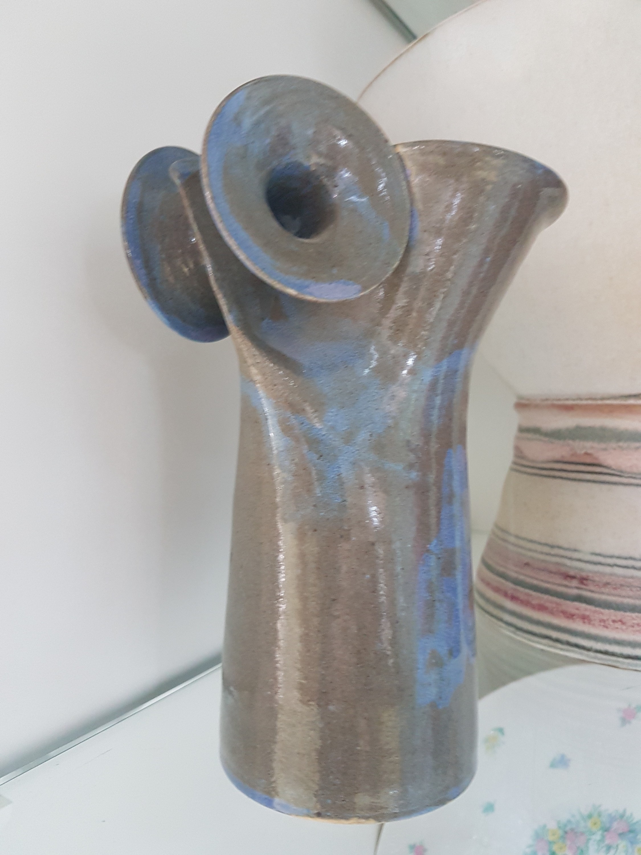 Detail b: Lee Babel (geb. 1940 Heilbronn): Konvolut Künstlerkeramik, Keramik, verschieden farbige Glasuren, große doppelt geschwungene Vase H. 26 cm, 2 ...