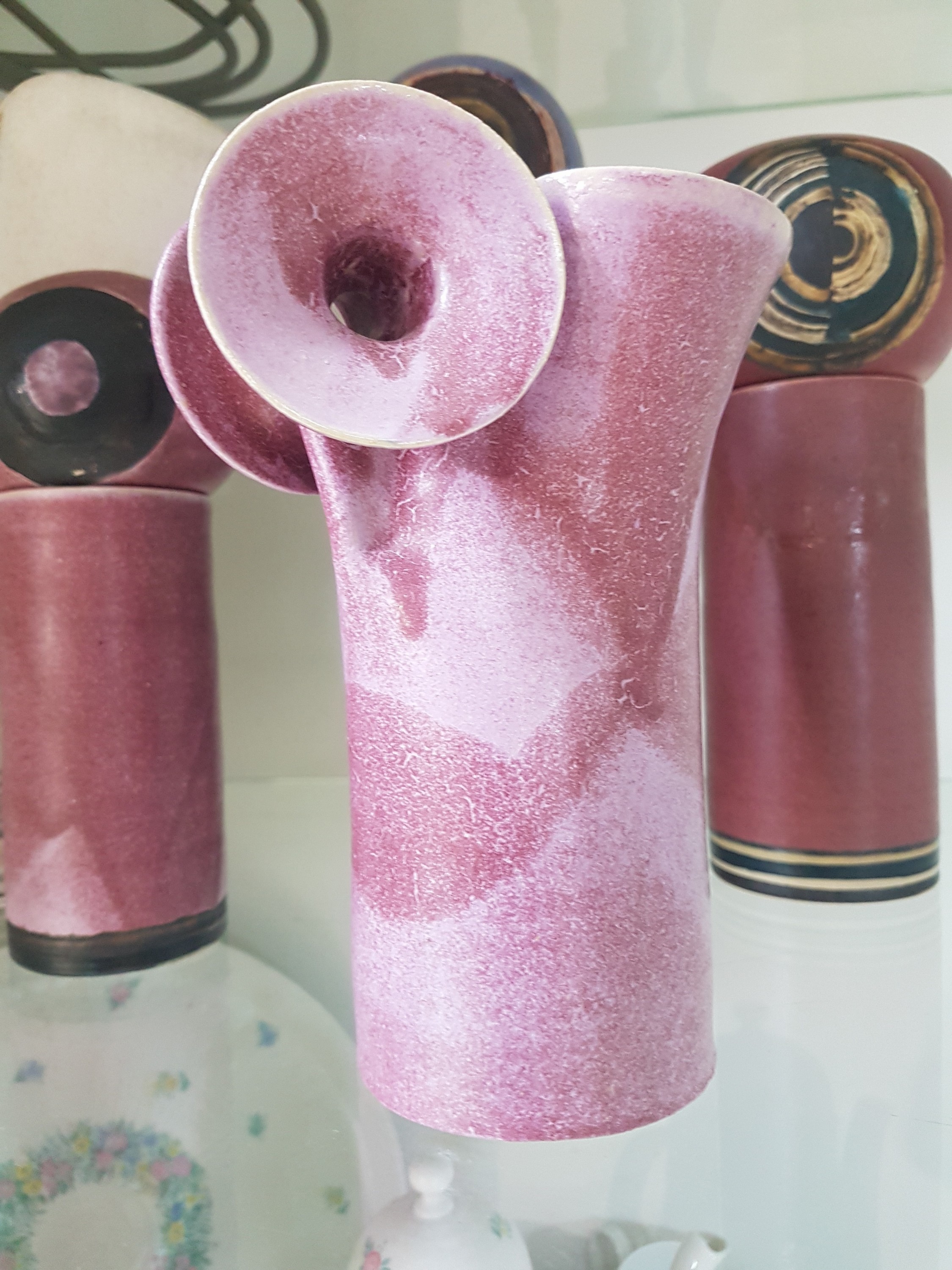 Detail c: Lee Babel (geb. 1940 Heilbronn): Konvolut Künstlerkeramik, Keramik, verschieden farbige Glasuren, große doppelt geschwungene Vase H. 26 cm, 2 ...