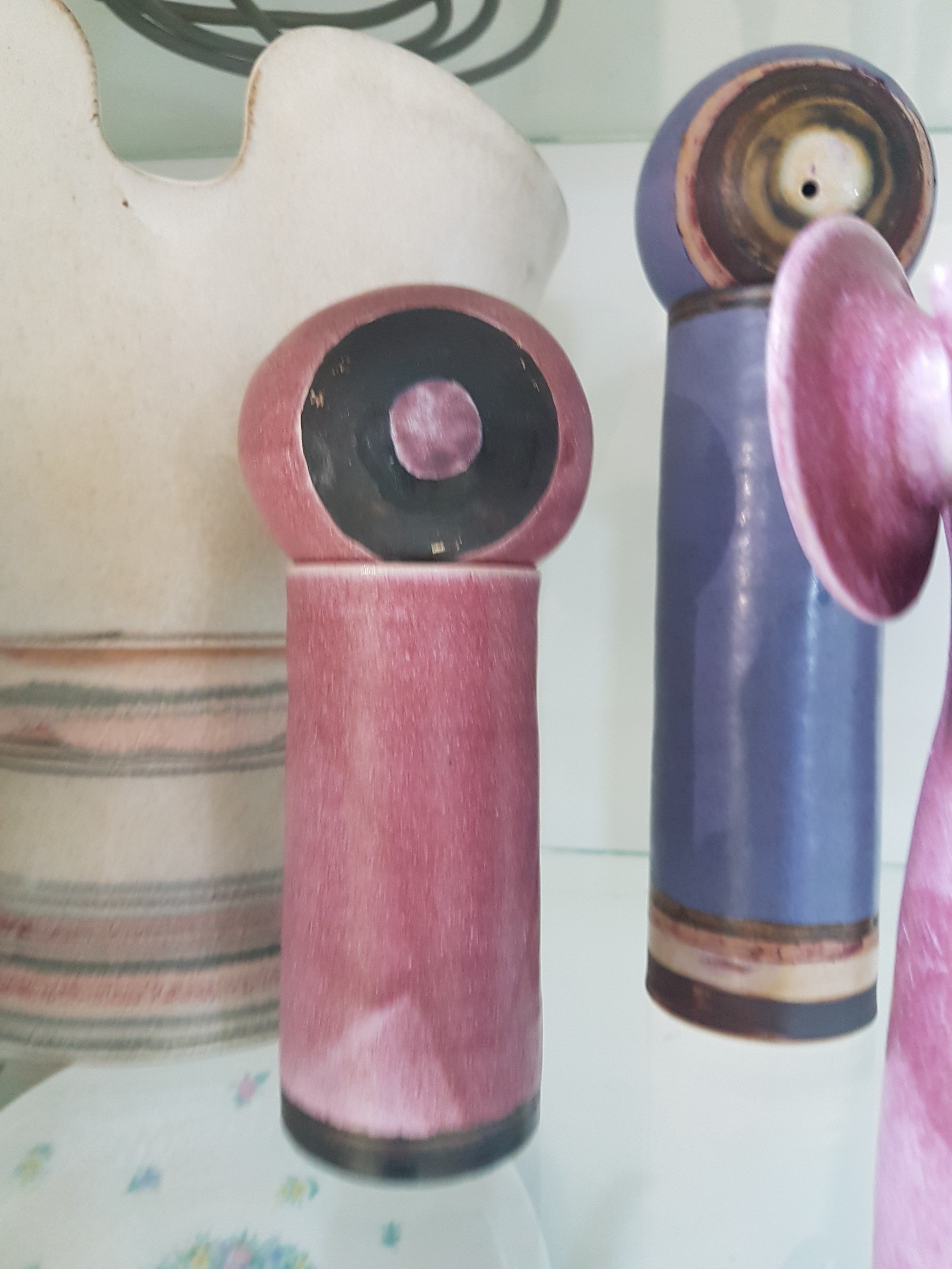 Detail d: Lee Babel (geb. 1940 Heilbronn): Konvolut Künstlerkeramik, Keramik, verschieden farbige Glasuren, große doppelt geschwungene Vase H. 26 cm, 2 ...