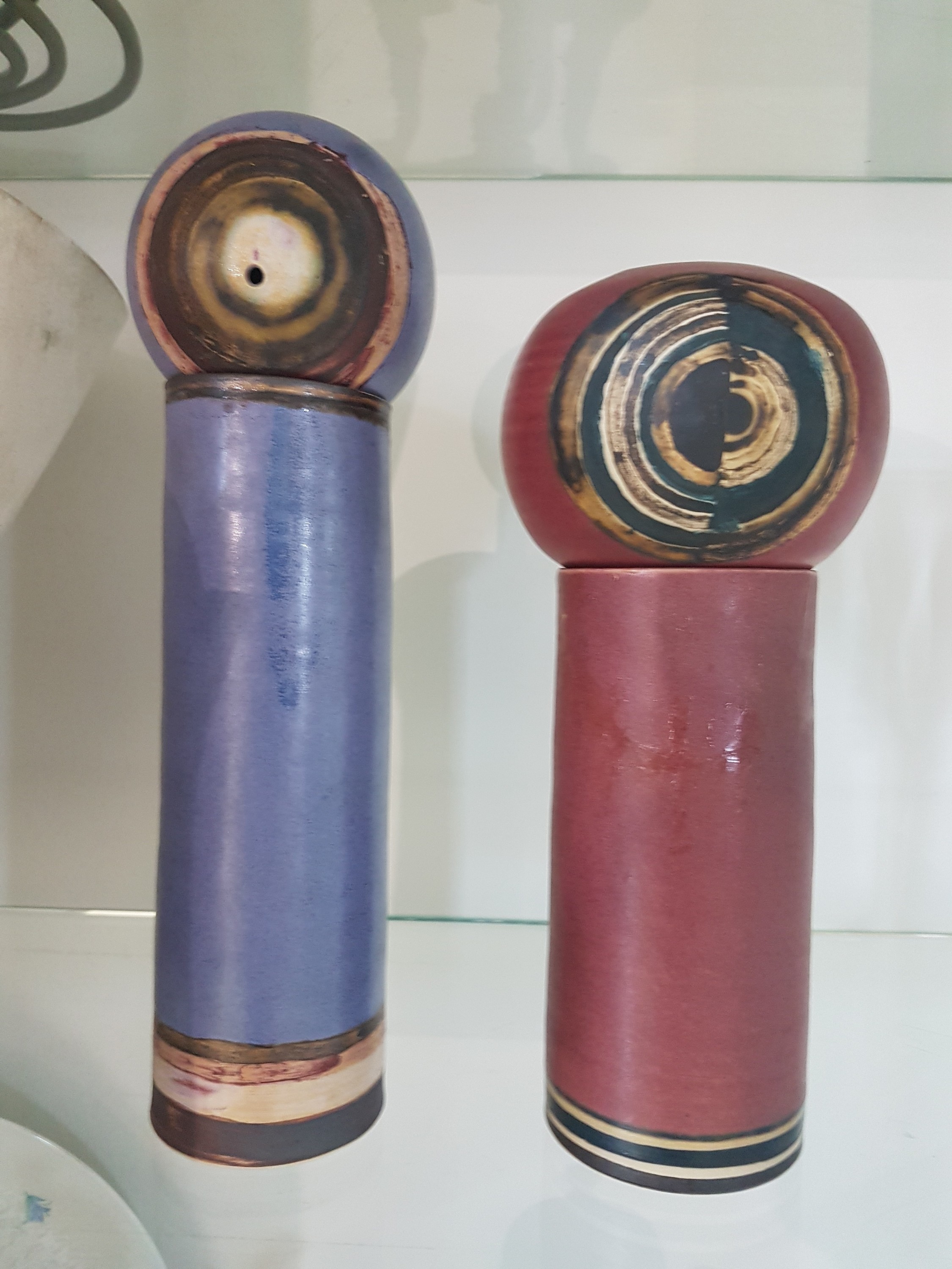 Detail f: Lee Babel (geb. 1940 Heilbronn): Konvolut Künstlerkeramik, Keramik, verschieden farbige Glasuren, große doppelt geschwungene Vase H. 26 cm, 2 ...