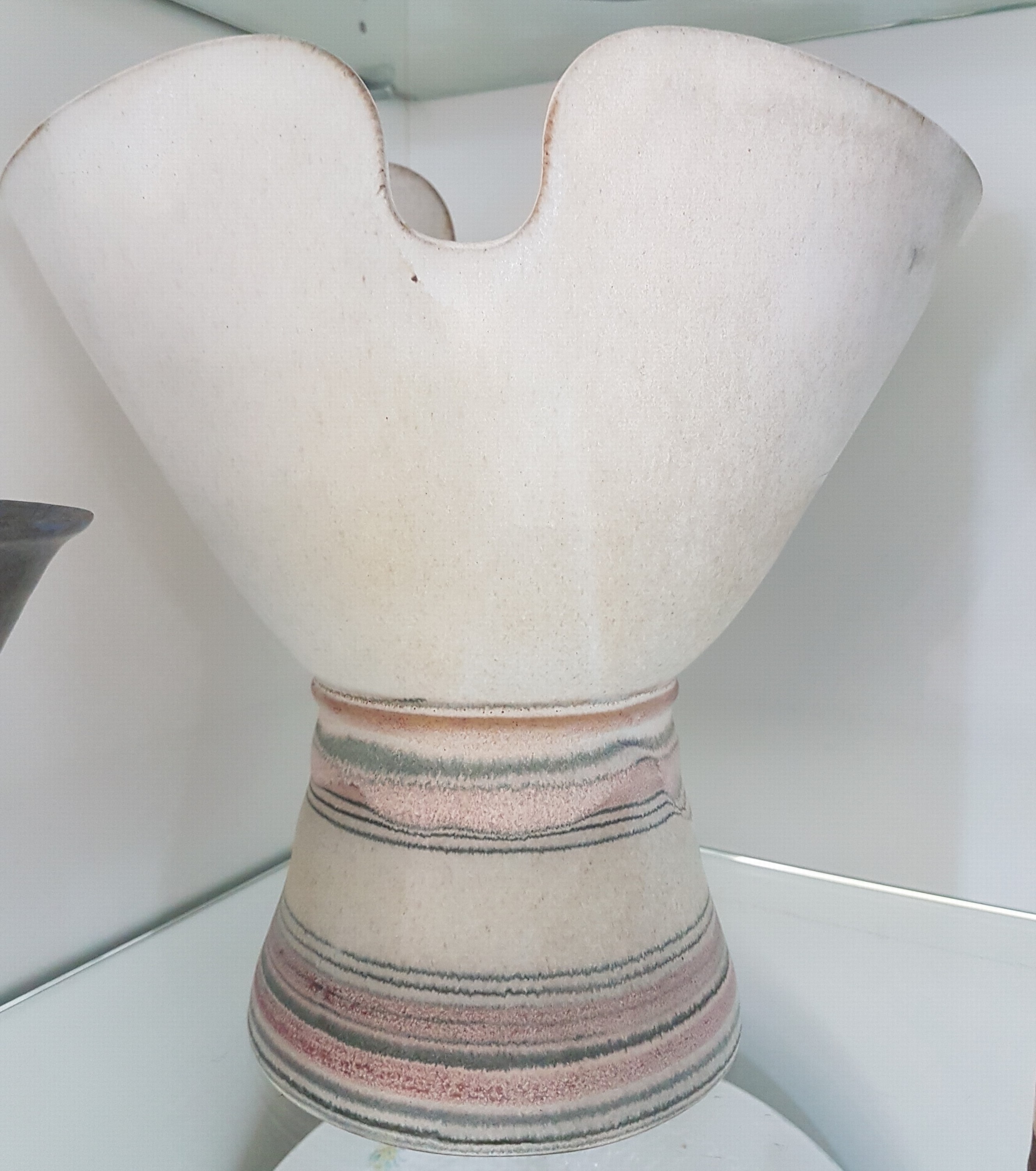 Detail g: Lee Babel (geb. 1940 Heilbronn): Konvolut Künstlerkeramik, Keramik, verschieden farbige Glasuren, große doppelt geschwungene Vase H. 26 cm, 2 ...
