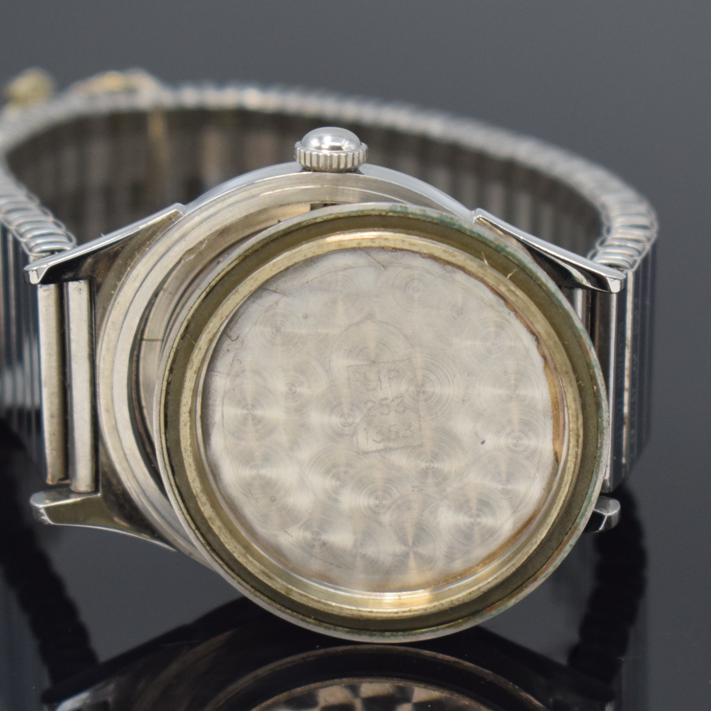 Detail e: LIP nahezu neuwertige Armbanduhr in Stahl, Frankreich um 1950, Handaufzug, verschr. Geh., rücks. gekröntes Wappen v. Besancon, orig. Stahl Flexband ...