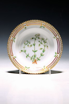 Image 26768728 - Small side plate, Kgl. Copenhagen, Flora Danica series, porcelain, gold edge, colorfully painted with Cerastium glutinorum, H. approx. 3cm, D. approx. 14.5cm, in orig. box