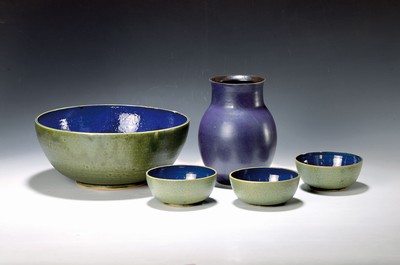 Image 26768760 - Lee Babel (born 1940 Heilbronn): mixed lot of artist's pottery, ceramics, green outside, translucent blue glaze inside, 7 bowls D. 11.5 cm, large bowl D. 28 cm, decorative vase, artist's signet on the bottom, age-related partially with slight dam.; Babel studied at the Berlin Academy and completed an apprenticeship in Walburga Külz's ceramics workshop in Rheingau, numerous exhibitions, especially in Germany and Italy