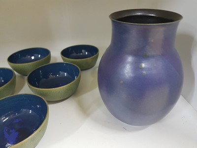 26768760a - Lee Babel (born 1940 Heilbronn): mixed lot of artist's pottery, ceramics, green outside, translucent blue glaze inside, 7 bowls D. 11.5 cm, large bowl D. 28 cm, decorative vase, artist's signet on the bottom, age-related partially with slight dam.; Babel studied at the Berlin Academy and completed an apprenticeship in Walburga Külz's ceramics workshop in Rheingau, numerous exhibitions, especially in Germany and Italy