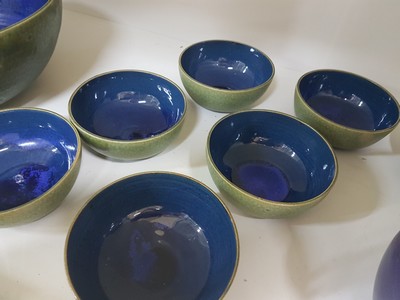 26768760b - Lee Babel (born 1940 Heilbronn): mixed lot of artist's pottery, ceramics, green outside, translucent blue glaze inside, 7 bowls D. 11.5 cm, large bowl D. 28 cm, decorative vase, artist's signet on the bottom, age-related partially with slight dam.; Babel studied at the Berlin Academy and completed an apprenticeship in Walburga Külz's ceramics workshop in Rheingau, numerous exhibitions, especially in Germany and Italy