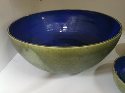 26768760c - Lee Babel (born 1940 Heilbronn): mixed lot of artist's pottery, ceramics, green outside, translucent blue glaze inside, 7 bowls D. 11.5 cm, large bowl D. 28 cm, decorative vase, artist's signet on the bottom, age-related partially with slight dam.; Babel studied at the Berlin Academy and completed an apprenticeship in Walburga Külz's ceramics workshop in Rheingau, numerous exhibitions, especially in Germany and Italy