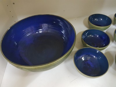 26768760d - Lee Babel (born 1940 Heilbronn): mixed lot of artist's pottery, ceramics, green outside, translucent blue glaze inside, 7 bowls D. 11.5 cm, large bowl D. 28 cm, decorative vase, artist's signet on the bottom, age-related partially with slight dam.; Babel studied at the Berlin Academy and completed an apprenticeship in Walburga Külz's ceramics workshop in Rheingau, numerous exhibitions, especially in Germany and Italy
