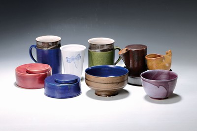 Image 26768764 - Lee Babel (born 1940 Heilbronn): mixed lot of artist's pottery, ceramics, different glazes, 10 decorative objects made of cups, 2 lidded boxes (1 is chipped), bowl and 2 cream jugs, age-related, mostly with artist's signet on the bottom; Babel studied at the Berlin Academy and completed an apprenticeship in Walburga Külz's ceramics workshop in Rheingau, numerous exhibitions, especially in Germany and Italy
