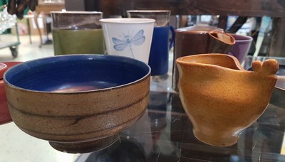 26768764a - Lee Babel (born 1940 Heilbronn): mixed lot of artist's pottery, ceramics, different glazes, 10 decorative objects made of cups, 2 lidded boxes (1 is chipped), bowl and 2 cream jugs, age-related, mostly with artist's signet on the bottom; Babel studied at the Berlin Academy and completed an apprenticeship in Walburga Külz's ceramics workshop in Rheingau, numerous exhibitions, especially in Germany and Italy