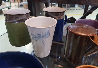 26768764b - Lee Babel (born 1940 Heilbronn): mixed lot of artist's pottery, ceramics, different glazes, 10 decorative objects made of cups, 2 lidded boxes (1 is chipped), bowl and 2 cream jugs, age-related, mostly with artist's signet on the bottom; Babel studied at the Berlin Academy and completed an apprenticeship in Walburga Külz's ceramics workshop in Rheingau, numerous exhibitions, especially in Germany and Italy