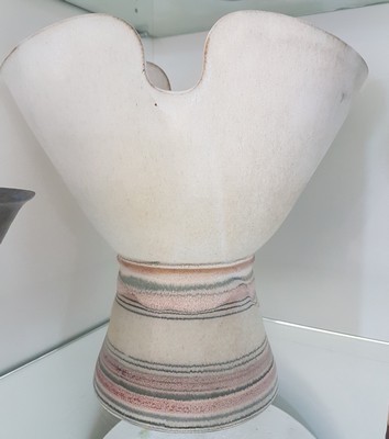 26768768g - Lee Babel (born 1940 Heilbronn): mixed lot of artist ceramics, ceramics, different colored glazes, large double curved vase H. 26 cm, 2 decorative vases in biomorphic form H. 16 cm (slightly damaged), three decorative objects vases (1 restored) with attached balls, some with artist's signet; Babel studied at the Berlin Academy and completed an apprenticeship in the ceramics workshop at Walburga Külz and had numerous exhibitions, especially in Germany and Italy