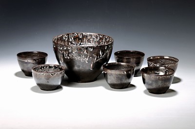 Image 26768792 - Lee Babel (born 1940 Heilbronn), ceramic bowl set, ceramic, reduction glaze in brown on a white background, artist's signet on the bottom, 6 small bowls D. 10 cm, large bowl D. 19 cm, age-related; Babel studied at the Berlin Academy and completed an apprenticeship in the ceramics workshop at Walburga Külz, and had numerous exhibitions, especially in Germany and Italy