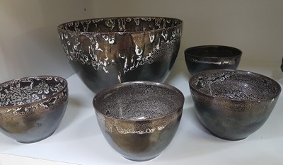 26768792a - Lee Babel (born 1940 Heilbronn), ceramic bowl set, ceramic, reduction glaze in brown on a white background, artist's signet on the bottom, 6 small bowls D. 10 cm, large bowl D. 19 cm, age-related; Babel studied at the Berlin Academy and completed an apprenticeship in the ceramics workshop at Walburga Külz, and had numerous exhibitions, especially in Germany and Italy