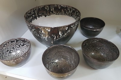 26768792b - Lee Babel (born 1940 Heilbronn), ceramic bowl set, ceramic, reduction glaze in brown on a white background, artist's signet on the bottom, 6 small bowls D. 10 cm, large bowl D. 19 cm, age-related; Babel studied at the Berlin Academy and completed an apprenticeship in the ceramics workshop at Walburga Külz, and had numerous exhibitions, especially in Germany and Italy