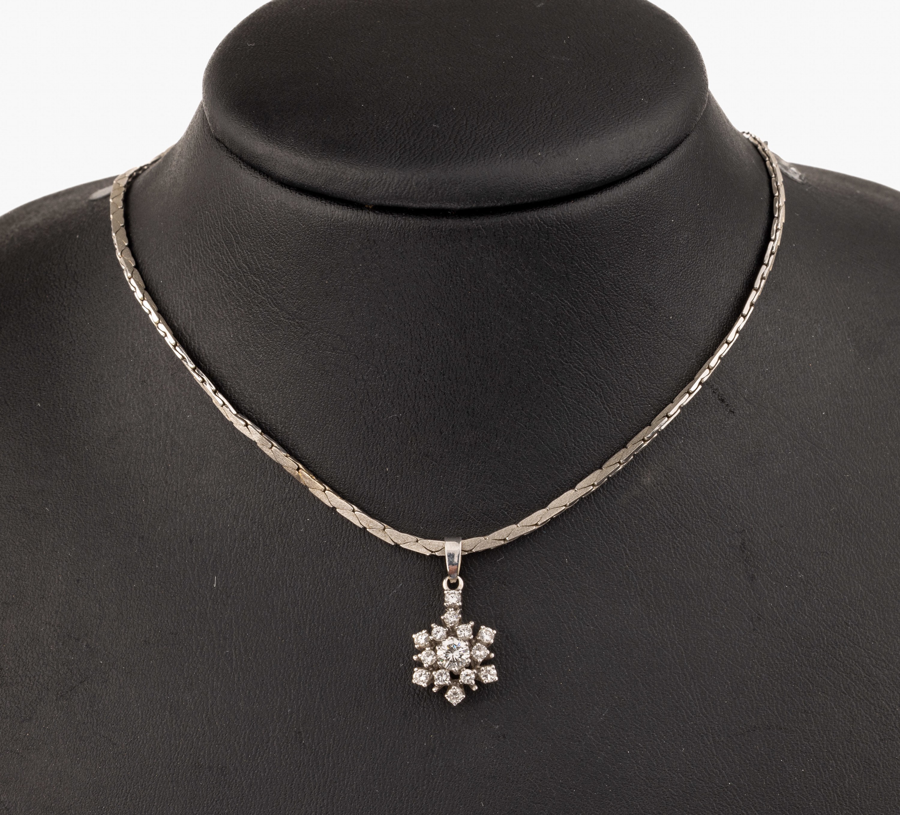 14 kt Gold Brillant-Anhänger, WG 585/000, mittig Brillant ca. 0.33 ct Weiß/si, 13 weitere Brillanten zus. ca. 0.50 ct Weiß/si, an Kette, WG ...